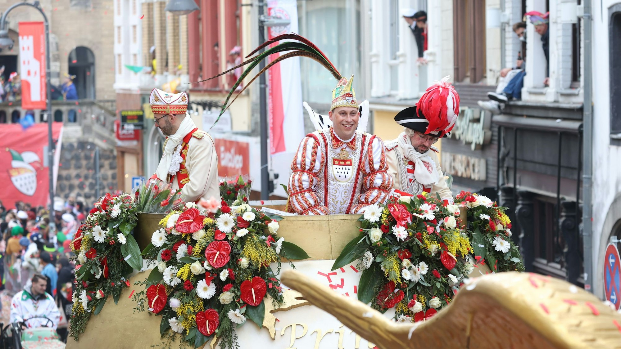 Prinz Sascha auf dem Prinzenwagen auf der Severinstraße.