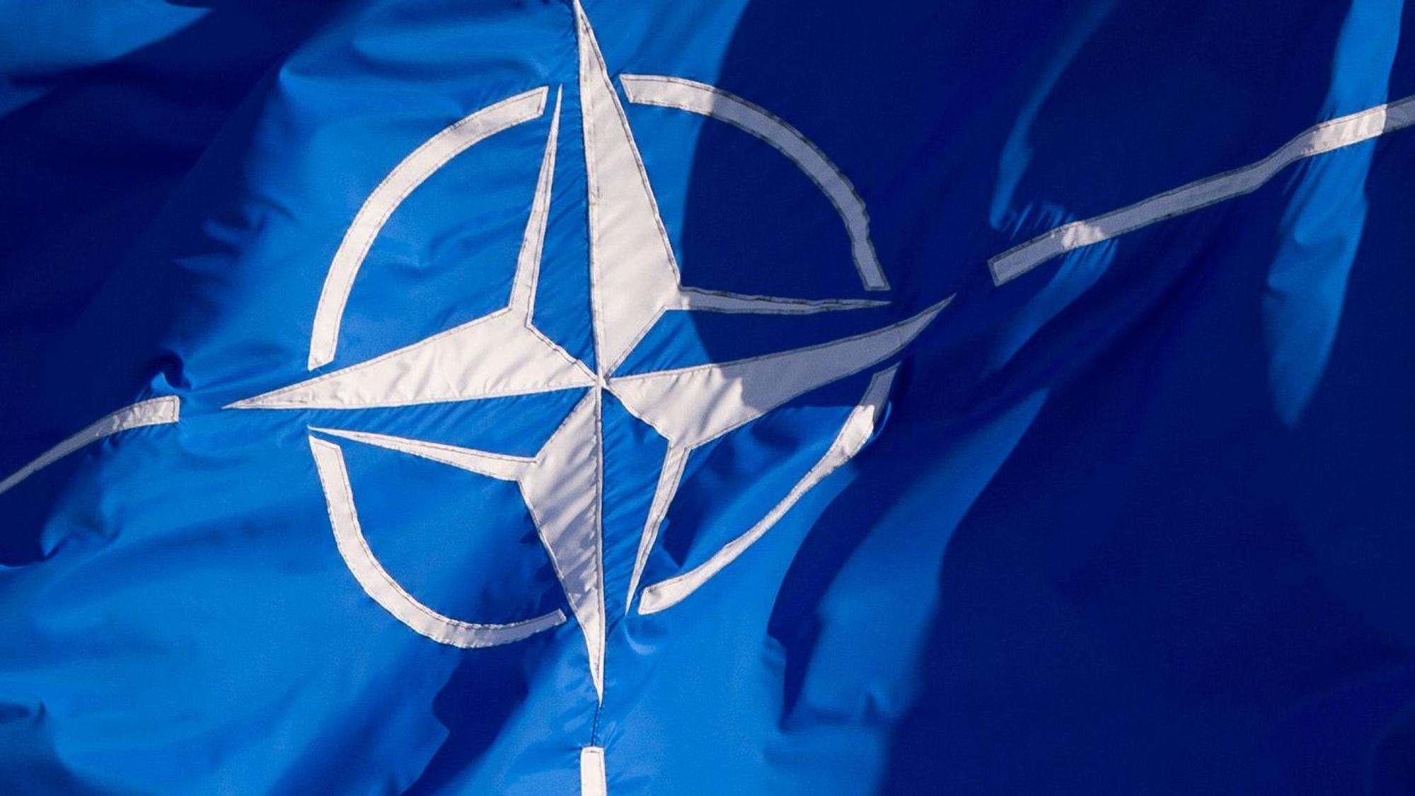 Eine Flagge der Nato weht.