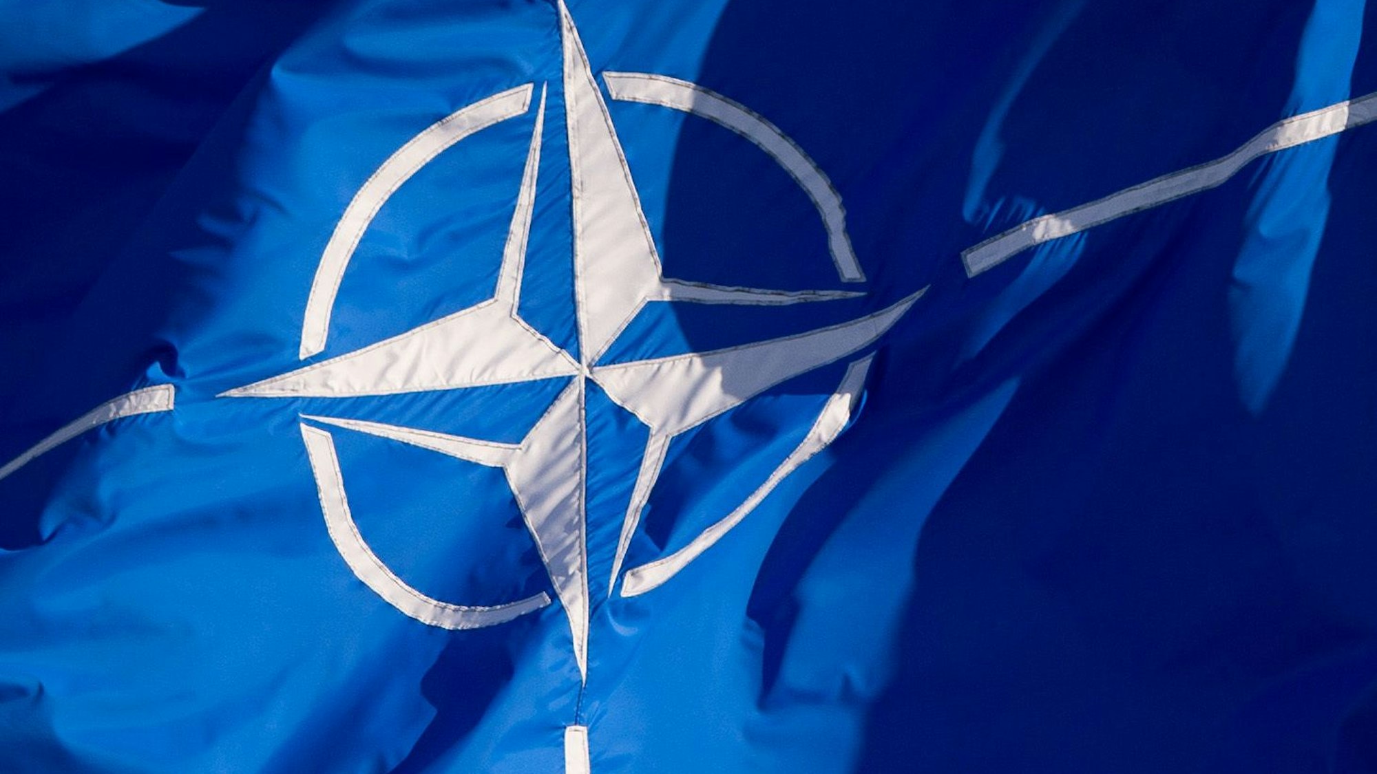 Eine Flagge der Nato weht.