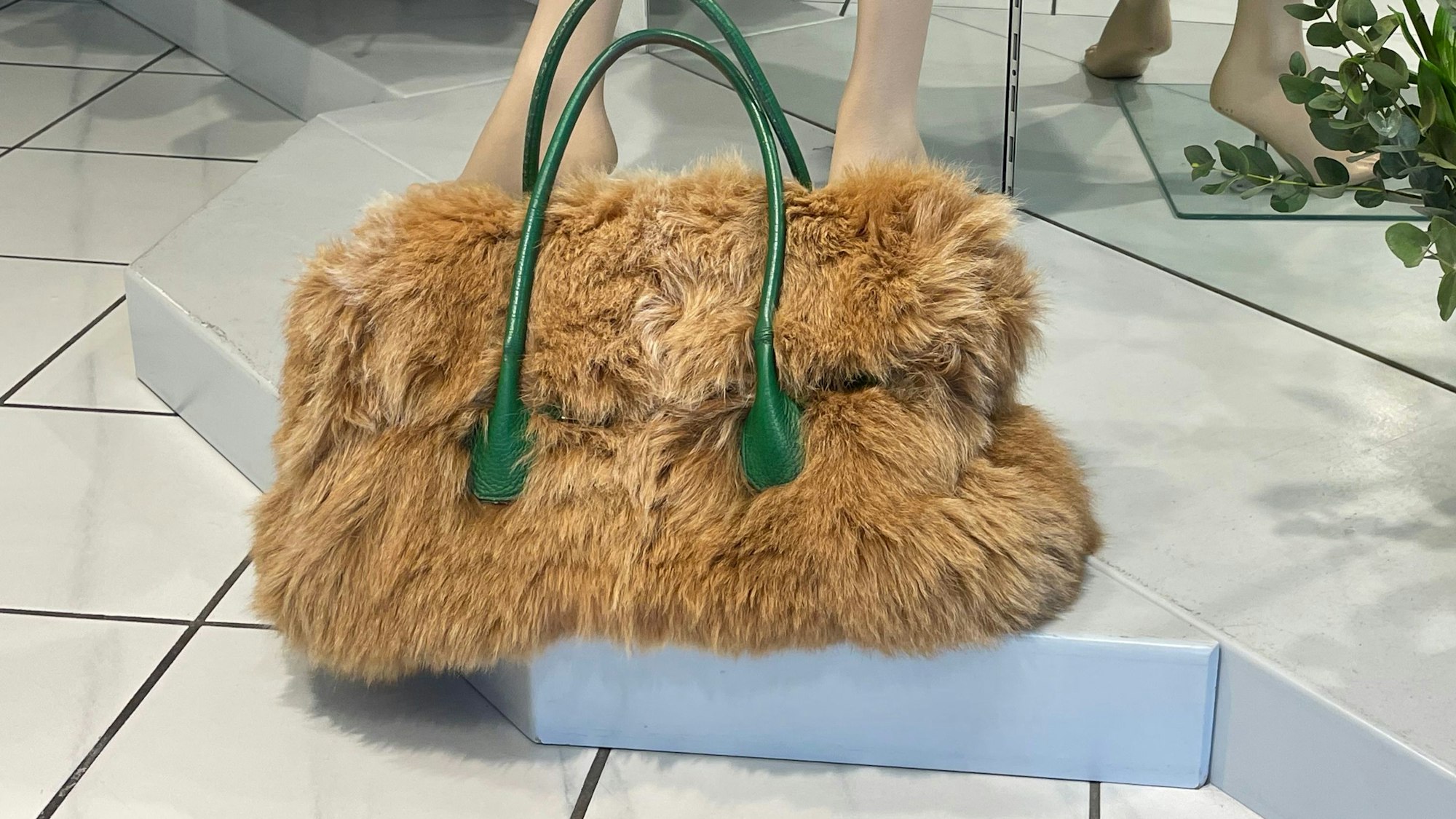 Aus Pelzmantel wird Handtasche