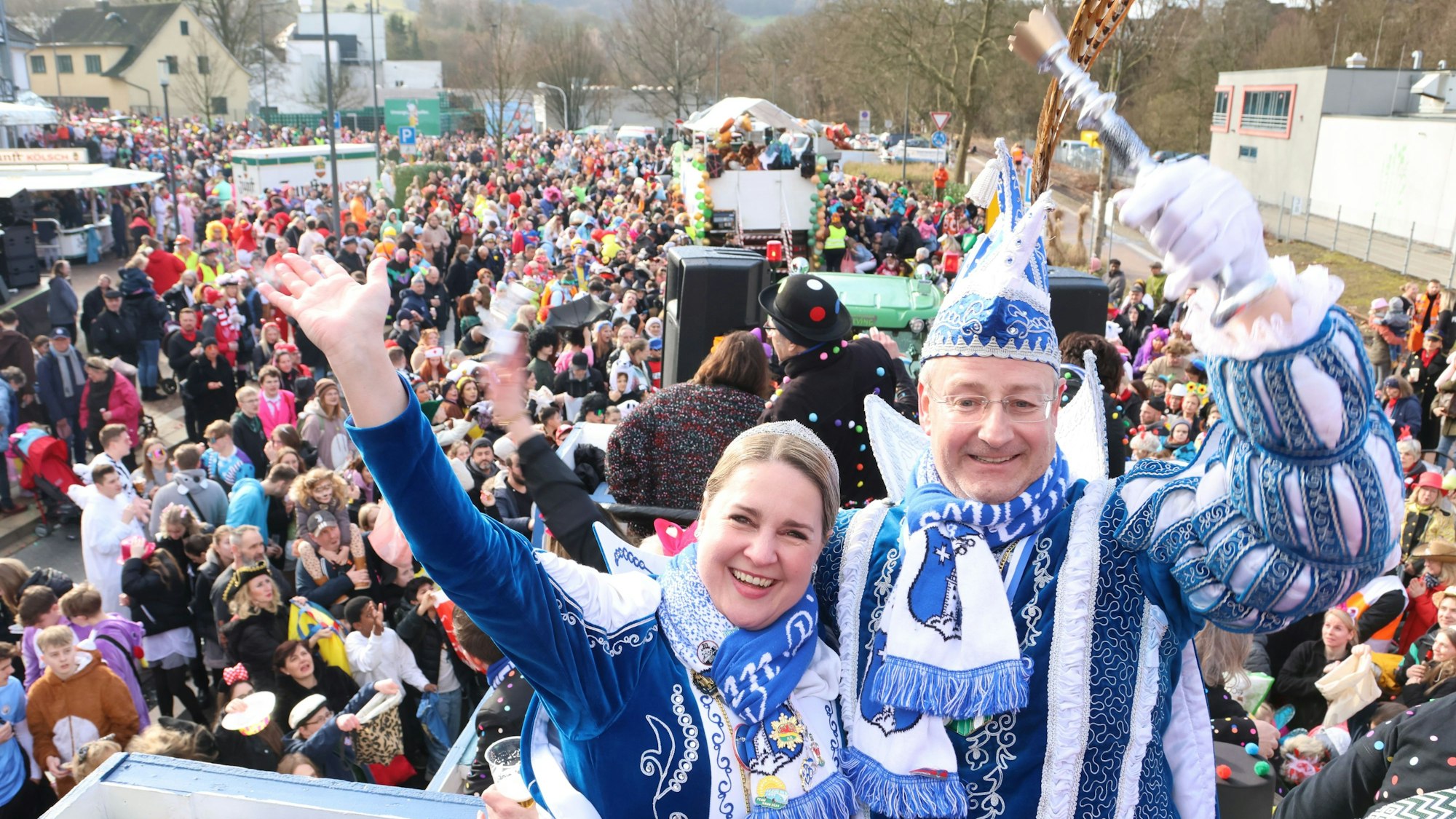 Die Tollitäten im Ornat vor Menschenmenge.