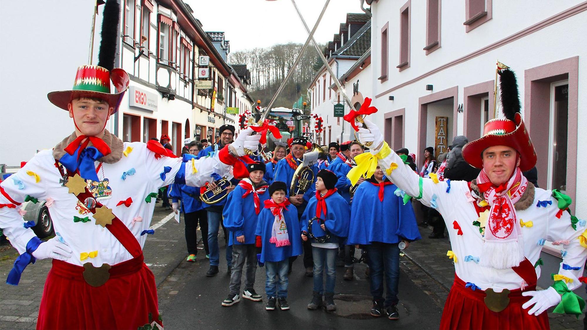 Tom Franzen (links) und Noël Mercier sind die diesjährigen „Jecken Böhnchen“. Die beiden Traditionsfiguren im Blankenheimer Karneval eröffneten den Zoch mit ihrem Tanz zum „Juh-Jah“-Lied.