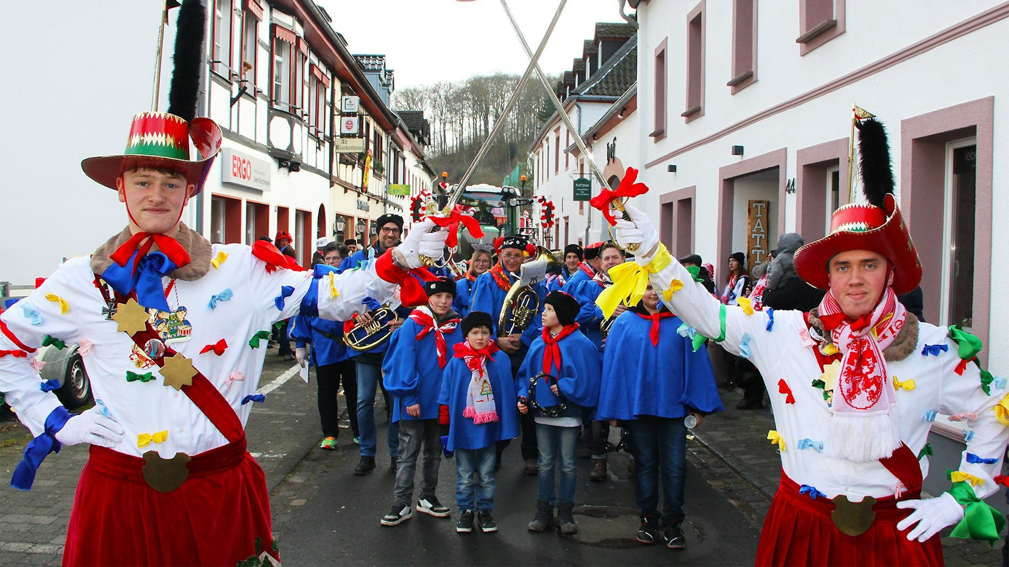 Tom Franzen (links) und Noël Mercier sind die diesjährigen „Jecken Böhnchen“. Die beiden Traditionsfiguren im Blankenheimer Karneval eröffneten den Zoch mit ihrem Tanz zum „Juh-Jah“-Lied.