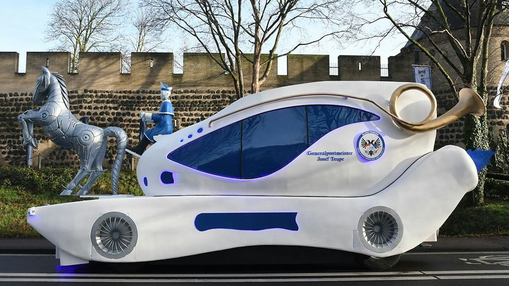 Die futuristische Kutsche der Blauen Funken.