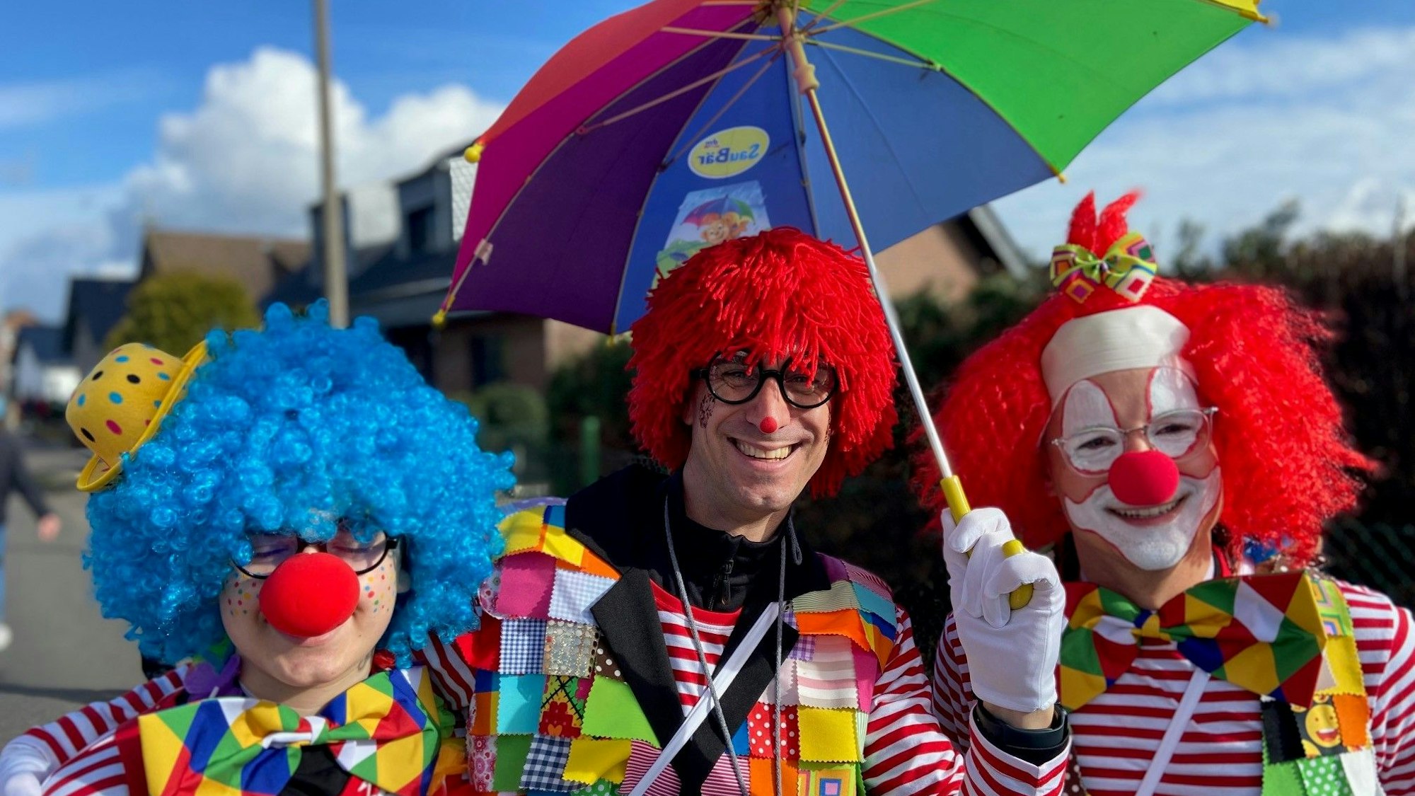 Auf dem Bild sind drei Clowns zu sehen.