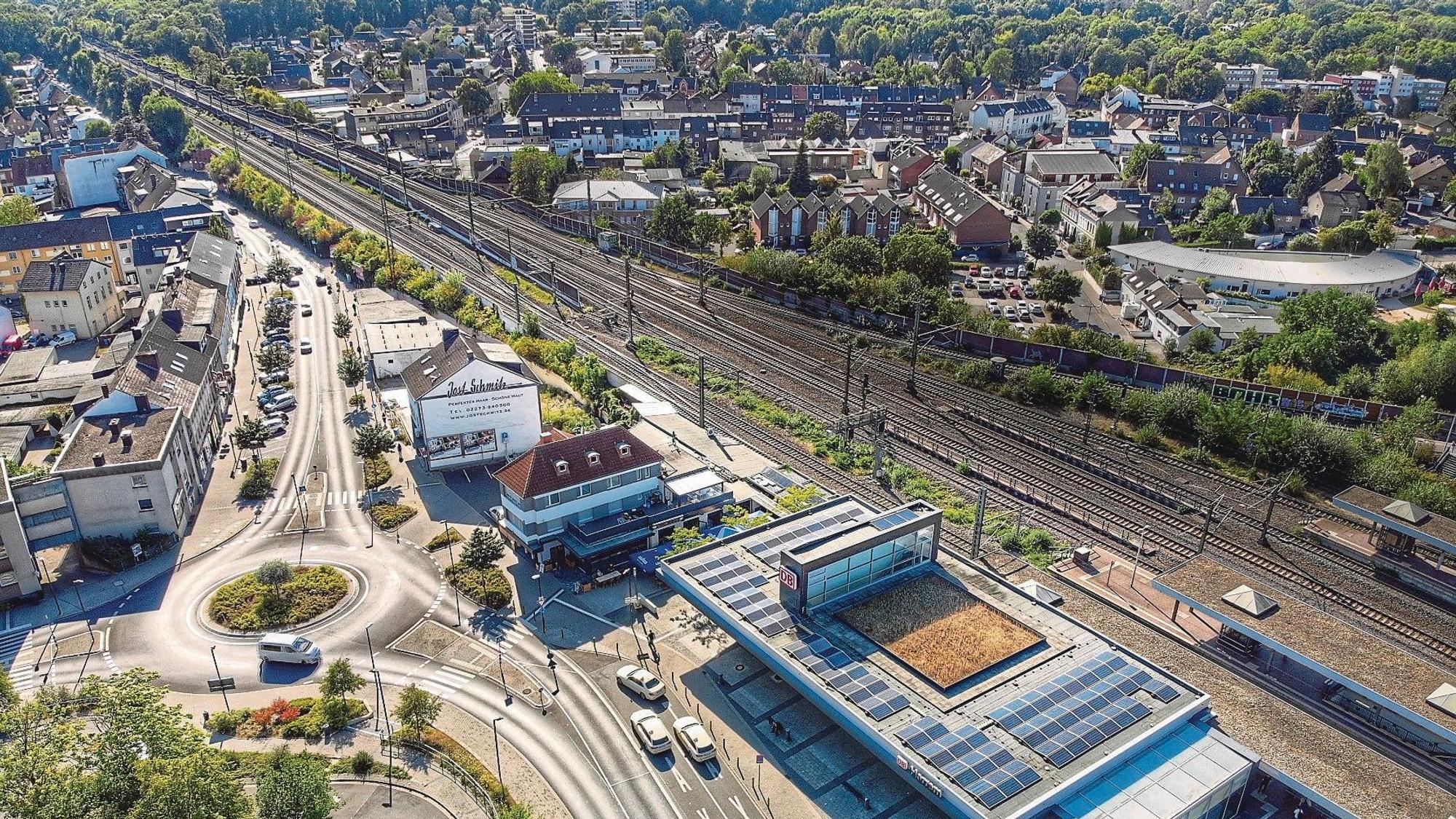 Das Luftbild zeigt Kerpen-Horrem mit dem Bahnhof im Vordergrund.
