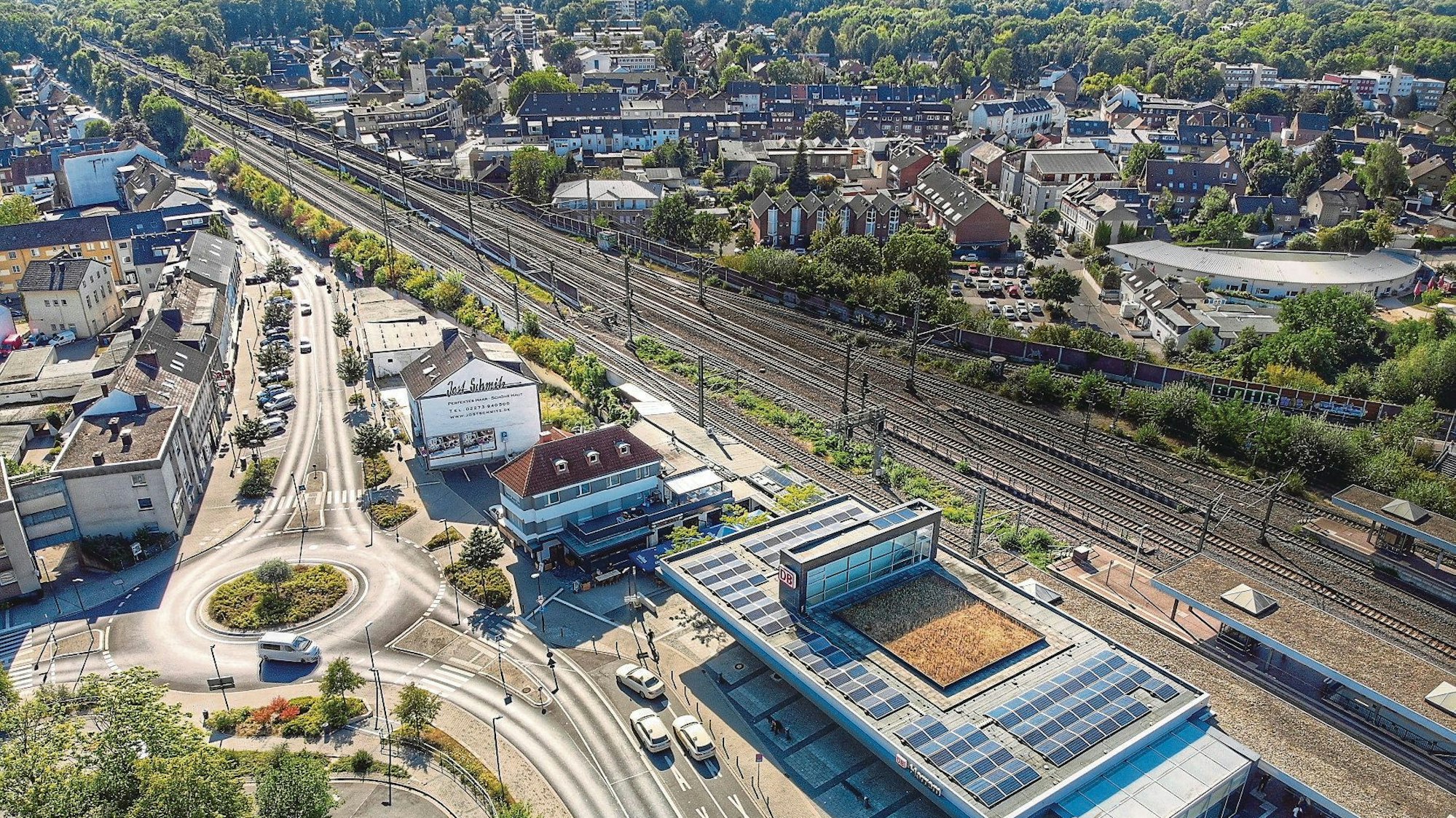 Das Luftbild zeigt Kerpen-Horrem mit dem Bahnhof im Vordergrund.