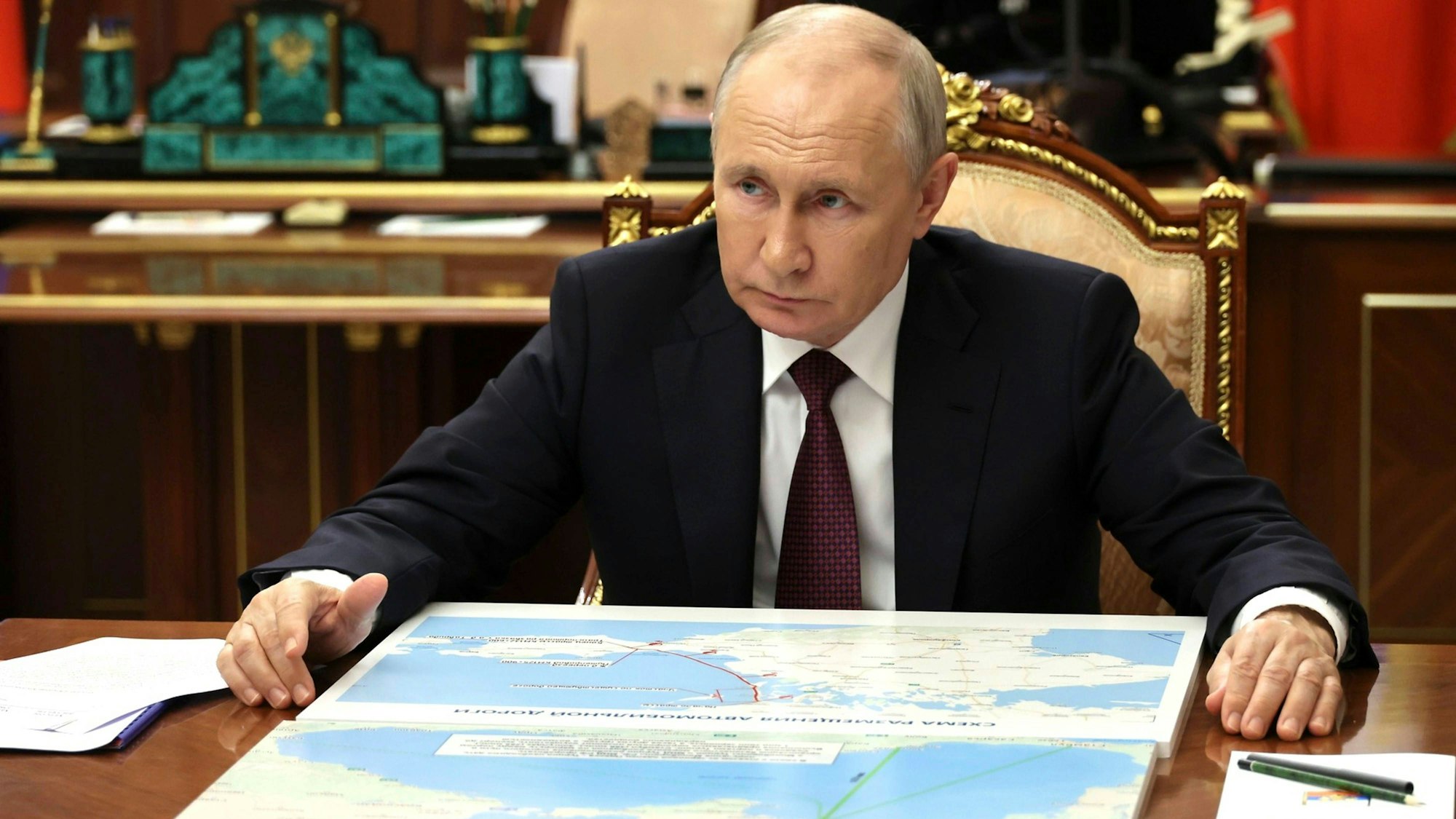 Wladimir Putin beim Studium einer Karte. Nach seinem Gespräch mit dem rechten US-Influencer Tucker Carlson wird der Kremlchef für seine historischen Ausführungen verspottet.