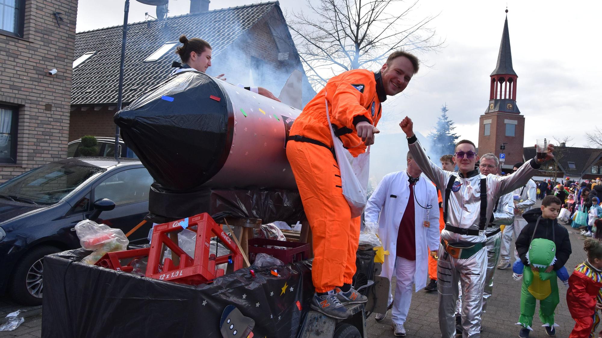 Die Maigesellschaft ließ mit viel Dampf und Getöse ihre Rakete starten.