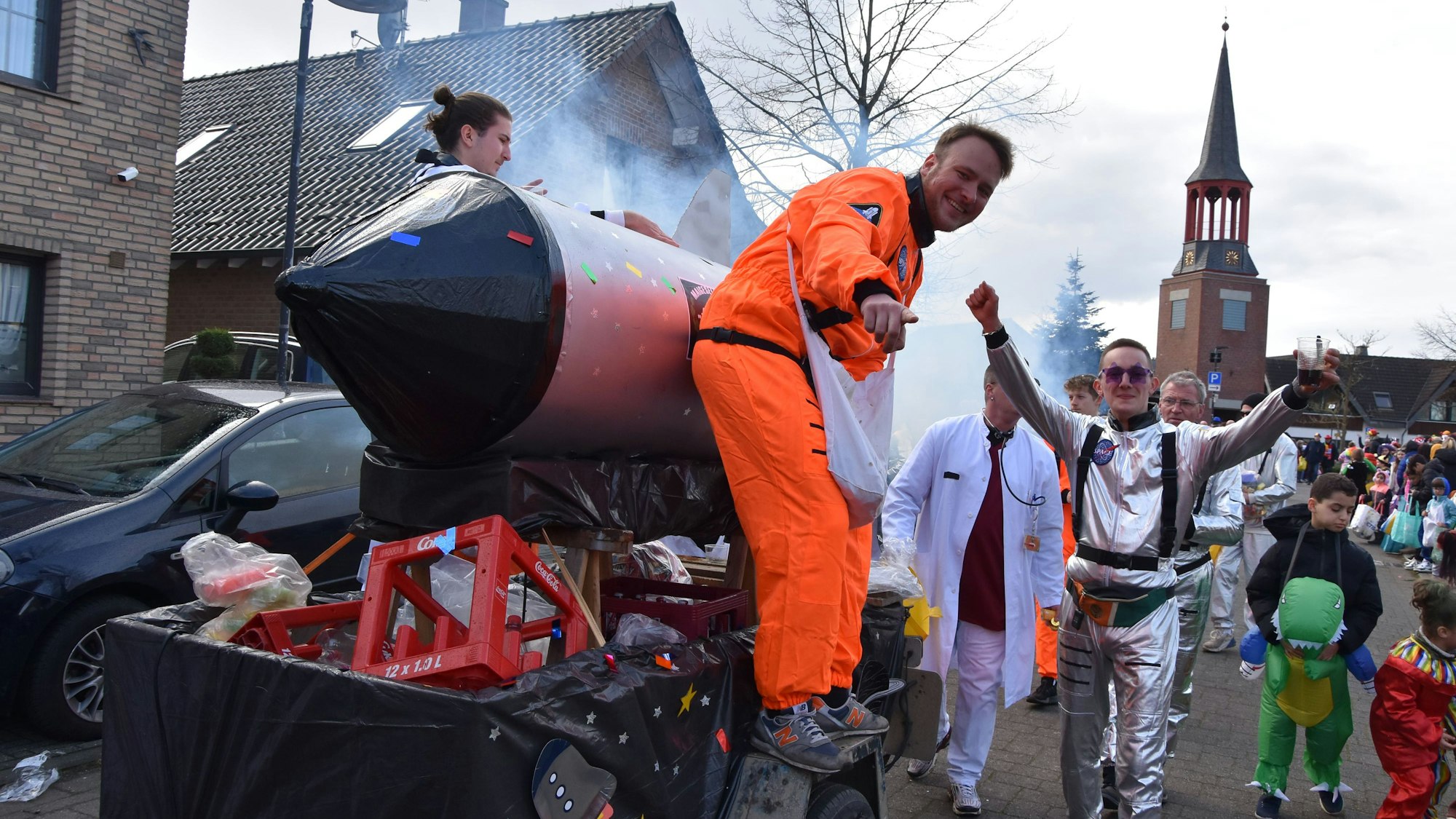 Die Maigesellschaft ließ mit viel Dampf und Getöse ihre Rakete starten.