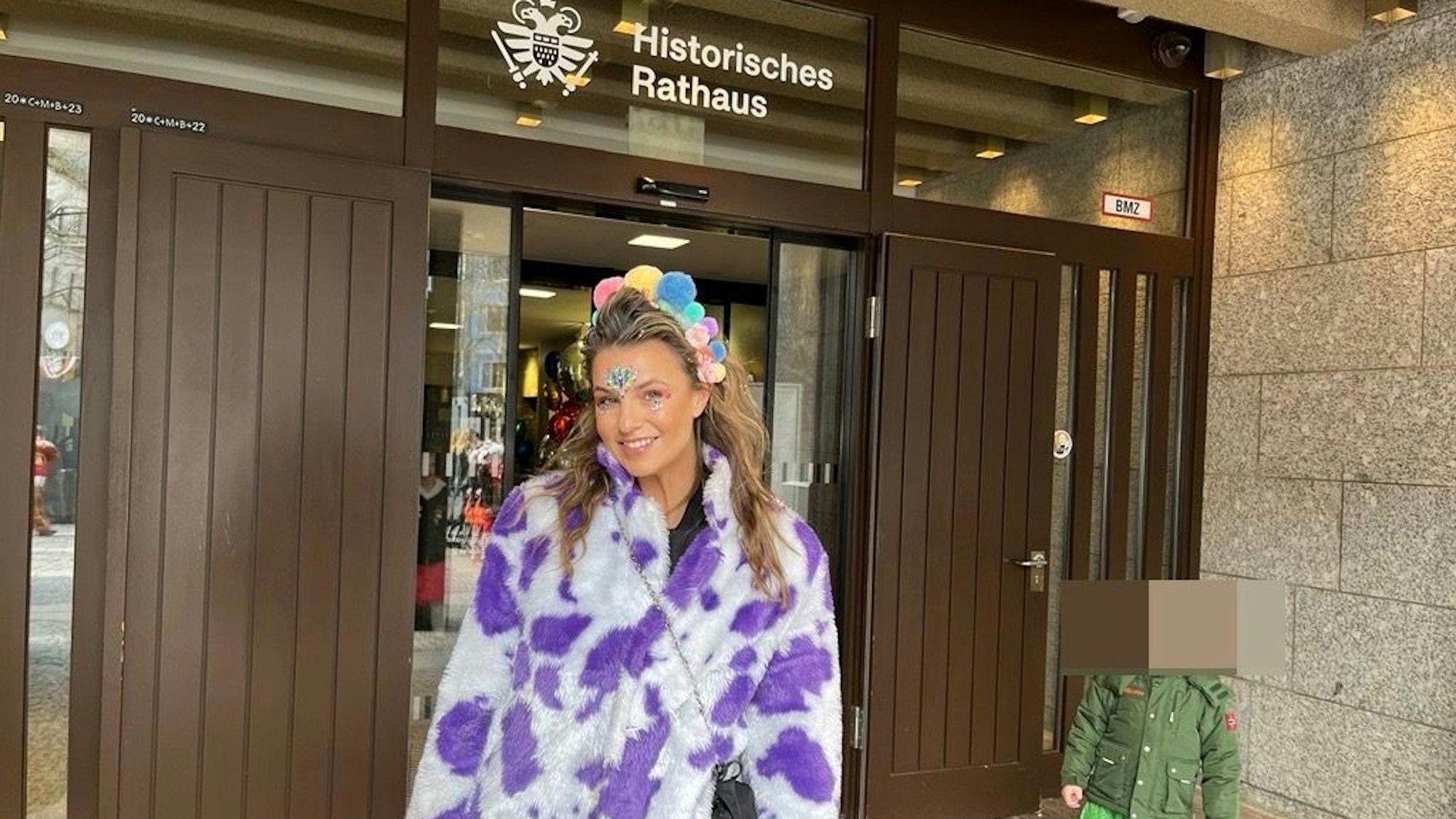 Moderatorin Laura Wontorra vor dem Rathaus.