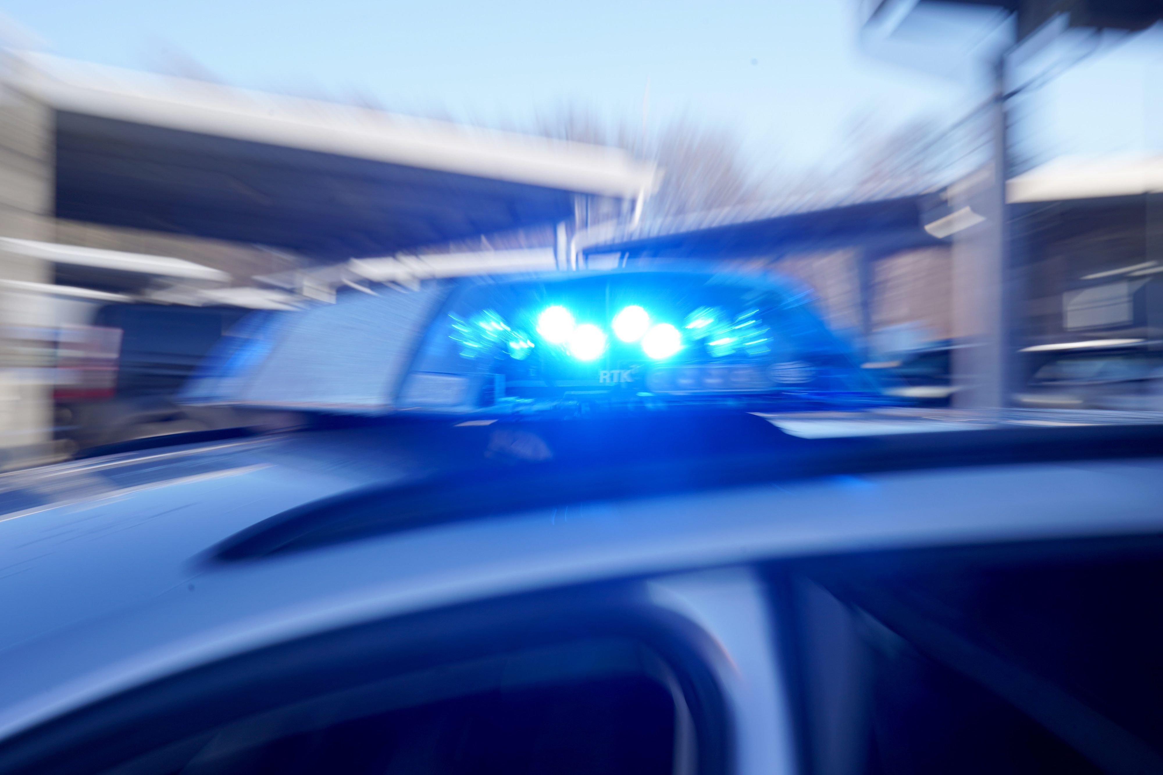 Polizei mit Blaulicht. (Symbolfoto)
