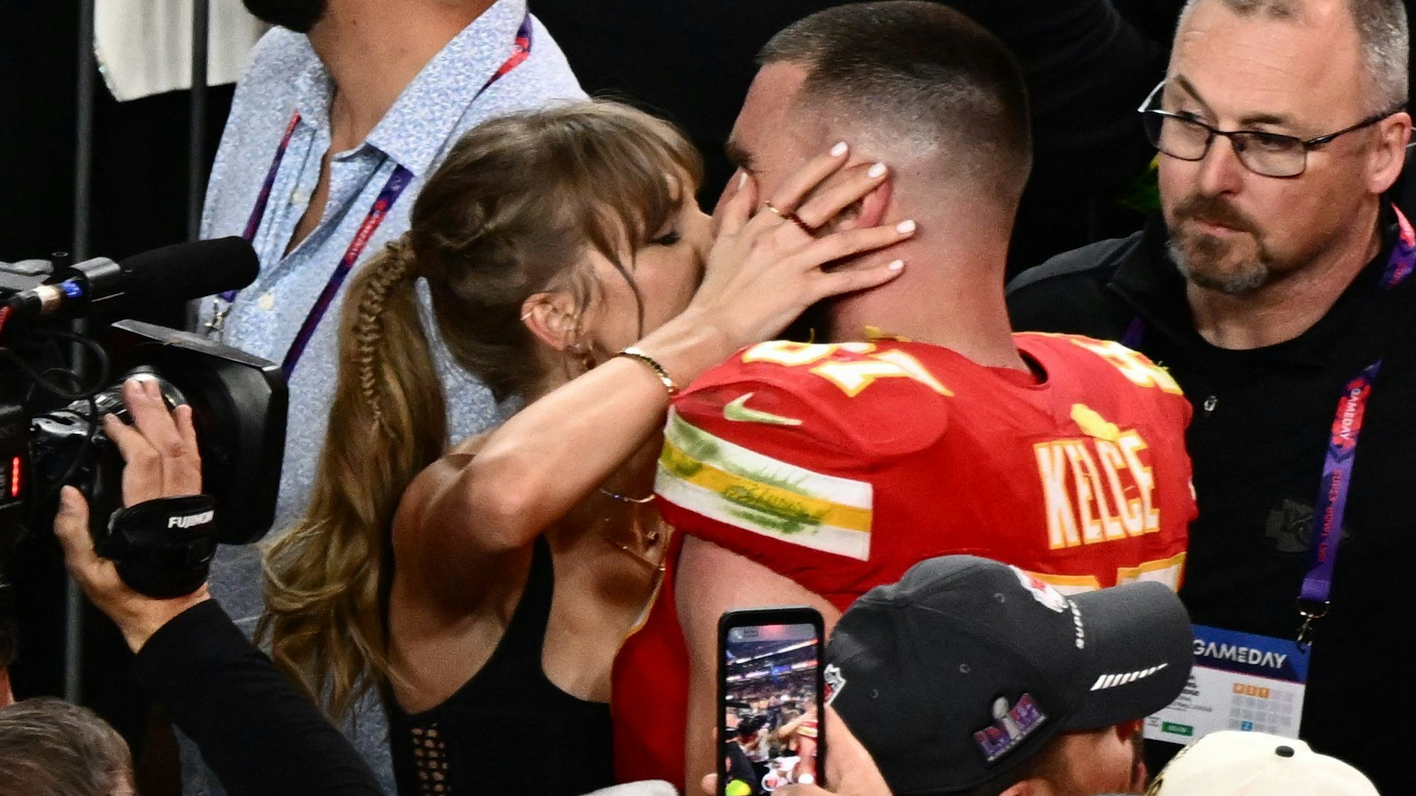 Alle Augen auf das Paar des Abends: US-Megastar und Superbowl-Sieger Travis Kelce (Kansas City Chiefs) küssen sich nach dem Superbowl.