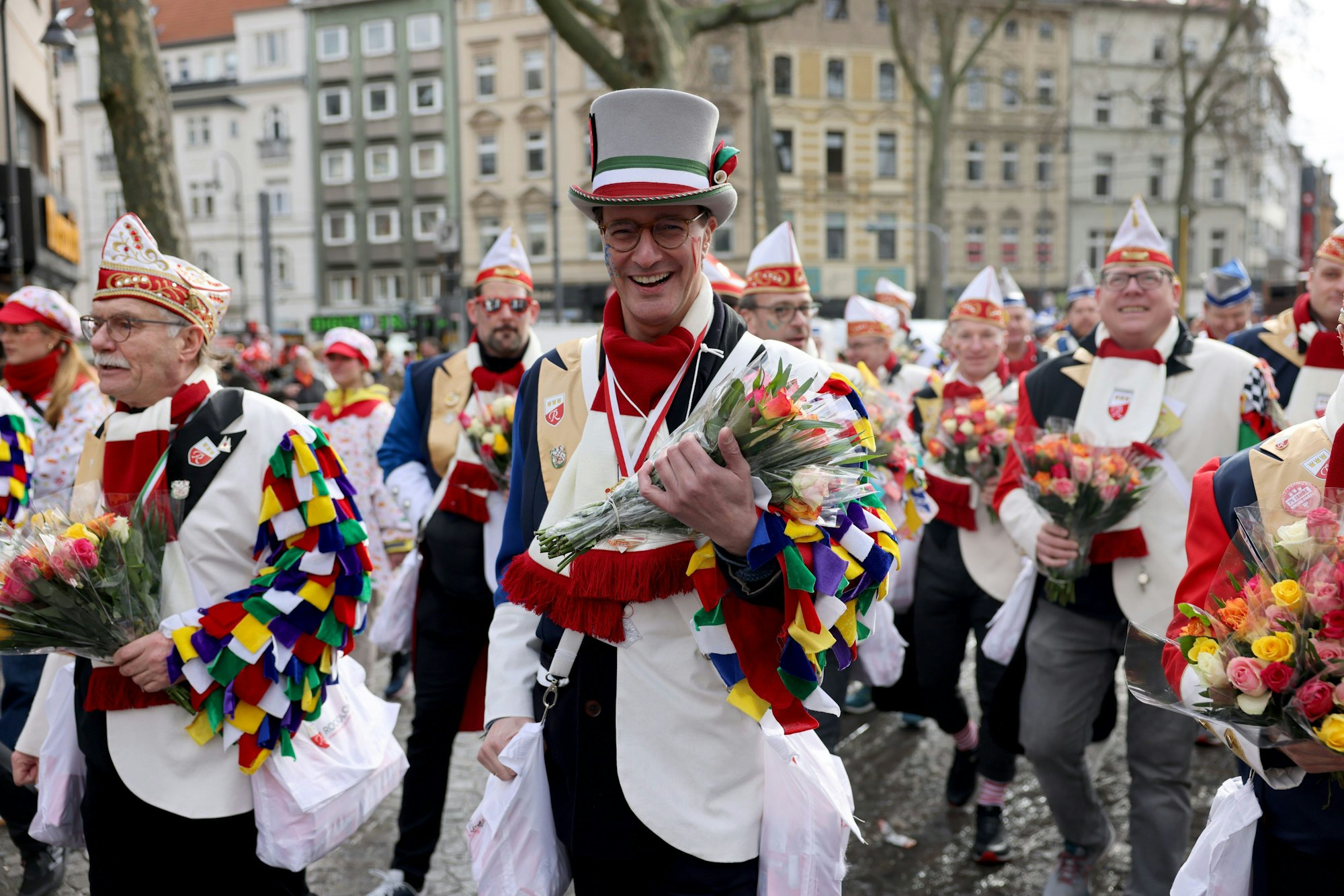 12.02.2024, Nordrhein-Westfalen, Köln: Hendrik Wüst, Ministerpräsident des Landes Nordrhein-Westfalen, läuft im Rosenmontagsumzug mit. Mit den Rosenmontagszügen erreicht der rheinische Straßenkarneval seinen Höhepunkt. Das Motto der Kölner Karnevalssession 2024 lautet "Wat e Theater · wat e Jeckespill". Foto: Oliver Berg/dpa +++ dpa-Bildfunk +++