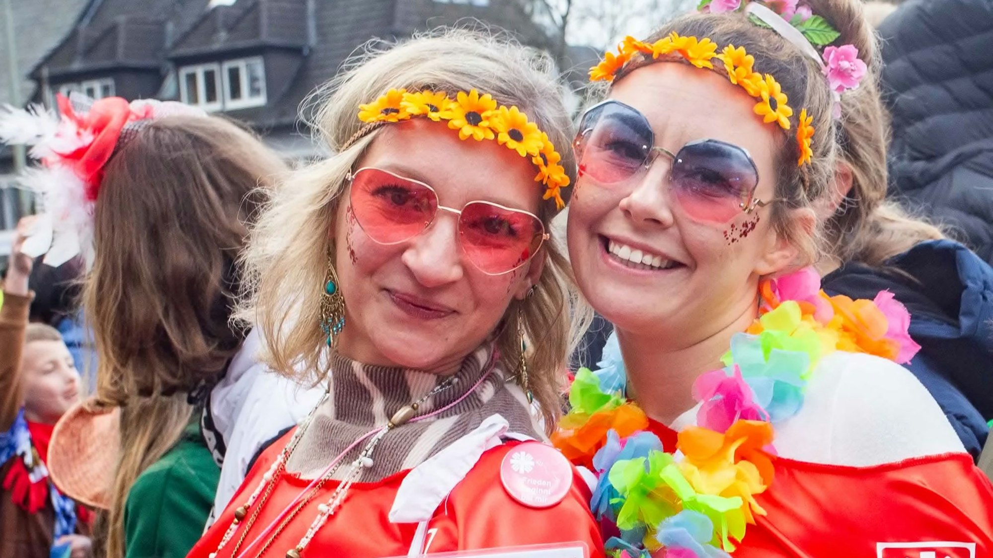 Blick auf zwei kostümierte Frauen.
