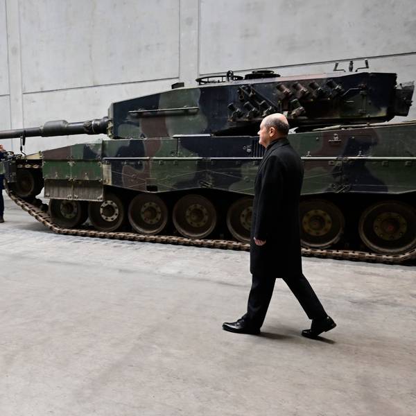 Olaf Scholz (r.) steht vor einem Leopard-Panzer. Der Bundeskanzler ist zu einem symbolischen Spatenstich und der Einweihung des neuen Rheinmetall-Werks ins niedersächsische Unterlüß gekommen.
