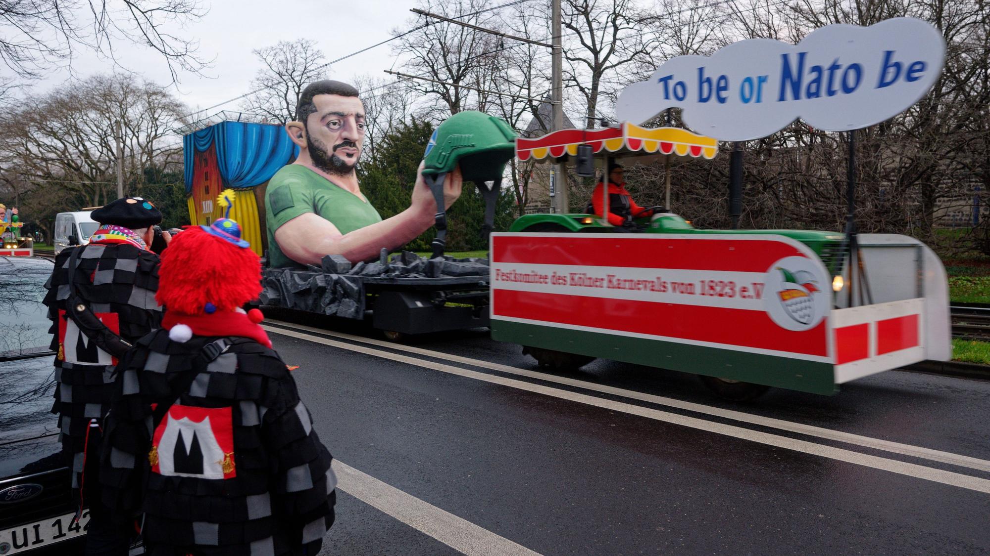 Ein Wagen, der den Ukrainischen Präsidenten Wolodymyr Selenskyj zeigt, fährt frühen Morgen vor dem Rosenmontagszug zu seinem Startpunkt.