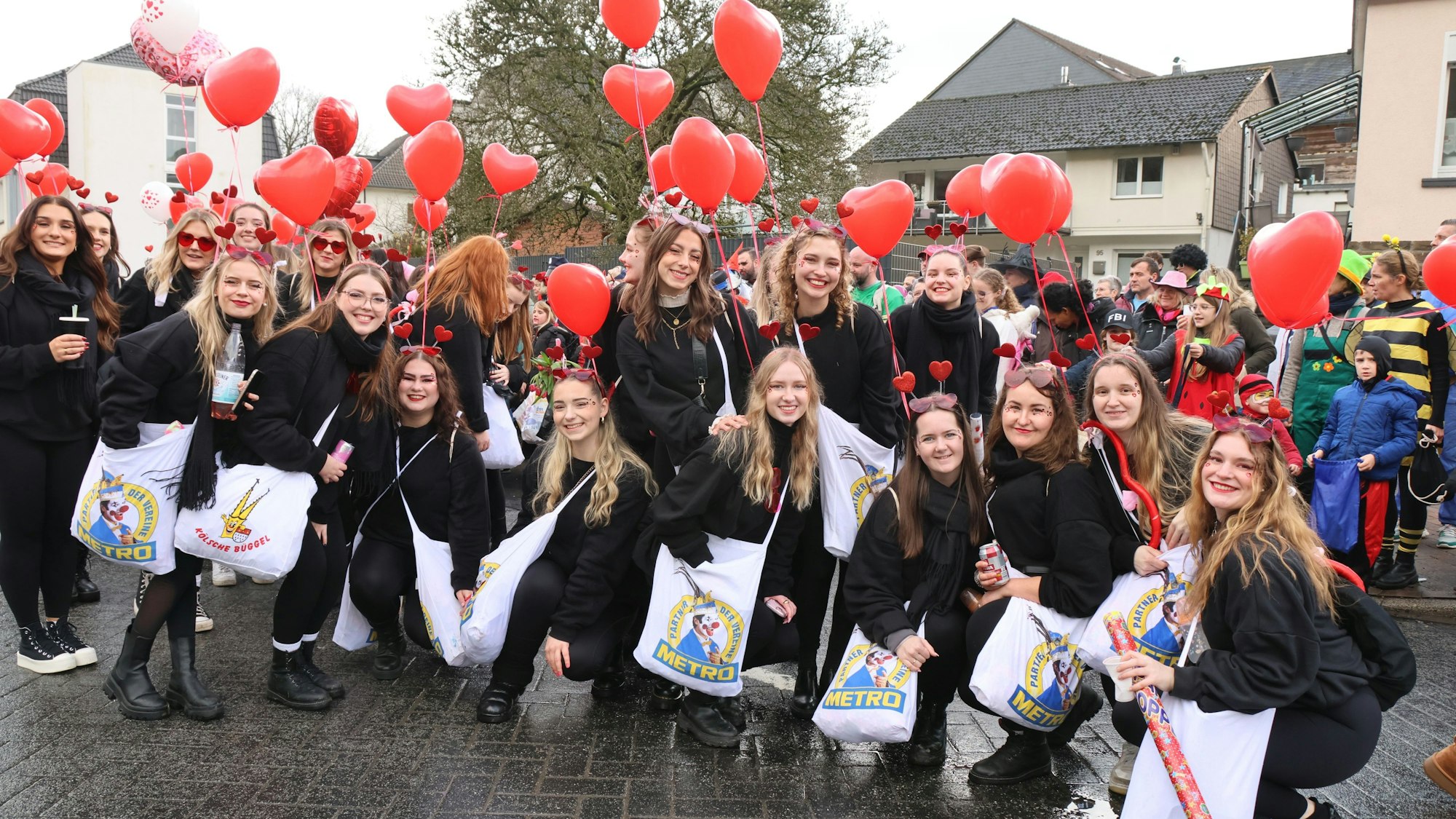 Eine Gruppe junger Frauen mit Herzballons.
