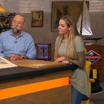 Expertin Dr. Friederike Werner (l.) begutachtet den Dürer-Holzschnitt bei Bares für Rares. Ihrer Expertise lauschen ZDF-Moderator Horst Lichter (M.) und Verkäuferin Sarah Nickel (r.) aus Köln.