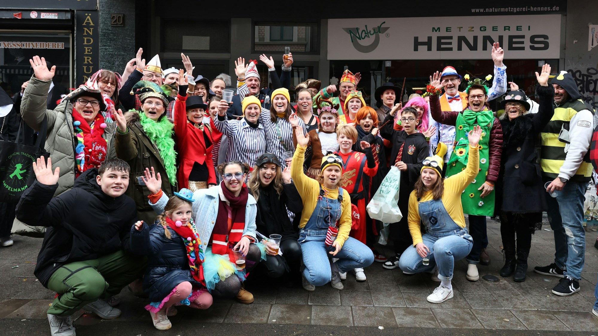 Die Feierrunde rund um Familie Knopp an Rosenmontag.