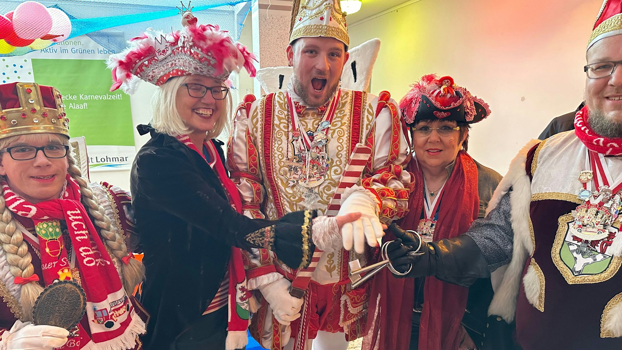 Der Bauer zeigt Bürgermeisterin Wieja seinen Generalschlüssel.