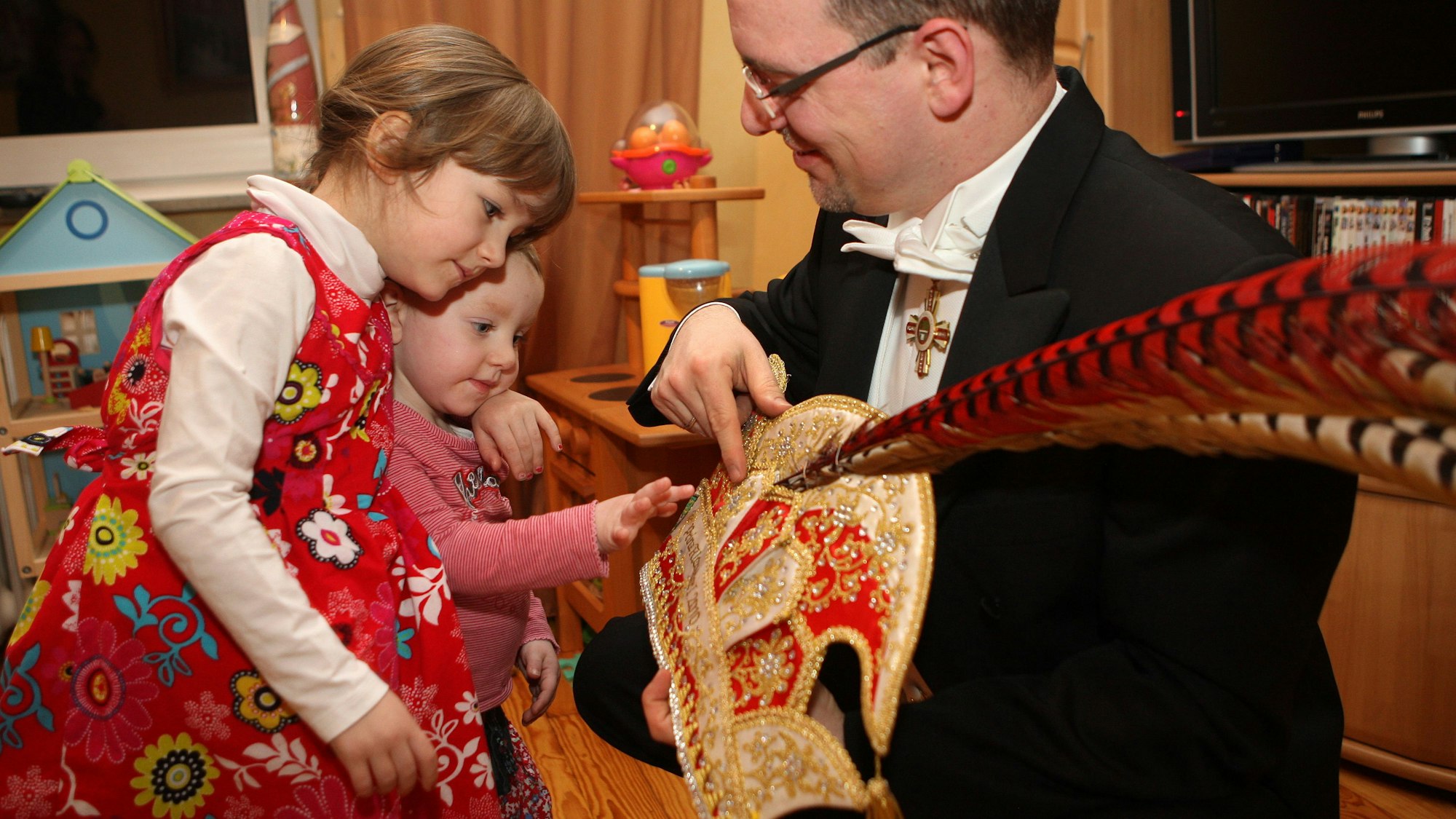 Alexander Pfister ist 2011 neuer Präsident der Großen Gladbacher KG, Anprobe des Fracks vor seiner ersten Proklamation als Präsident, mit Ehefrau Melanie und den Töchtern Marie und Magdalena.