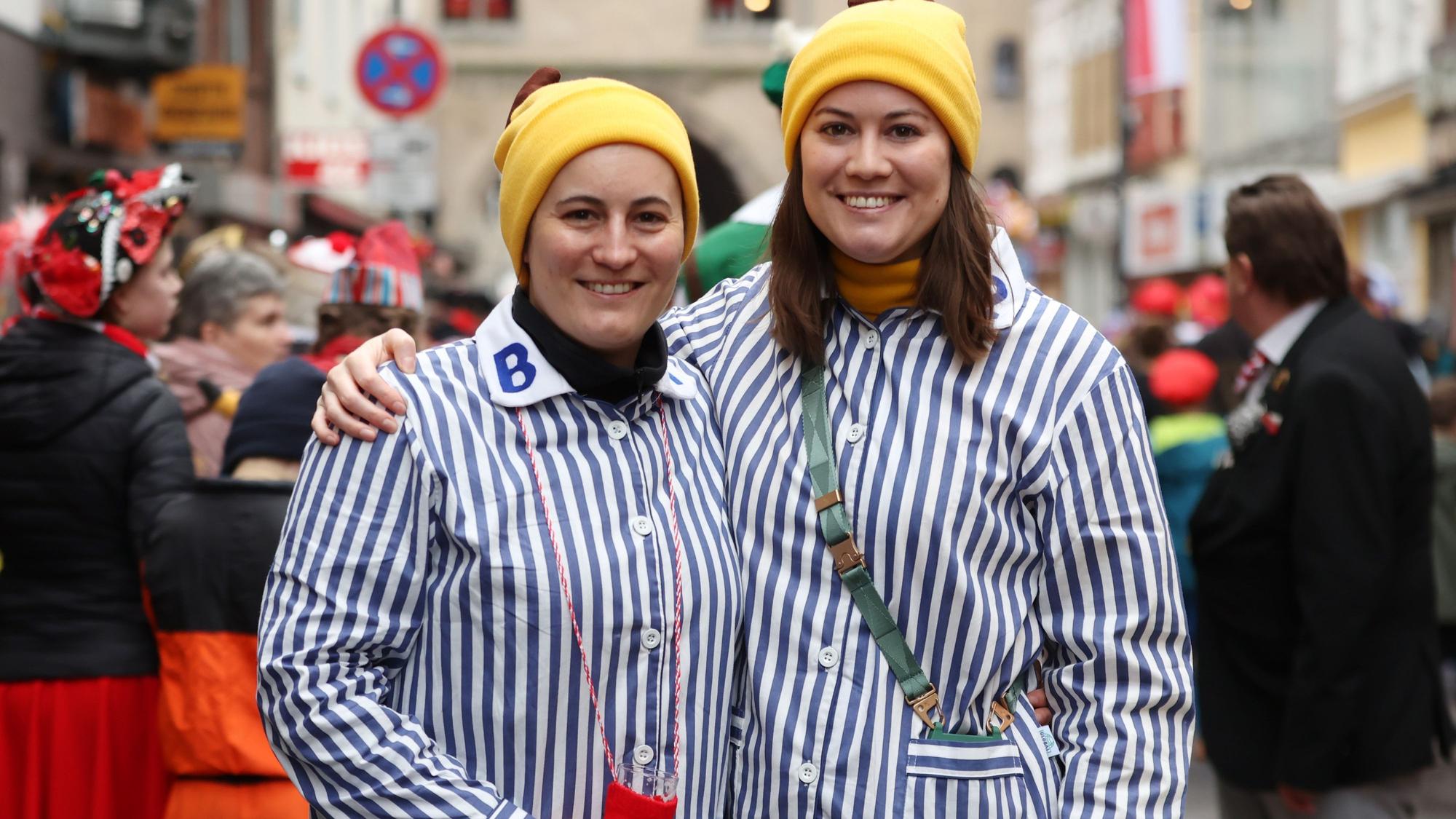 Audrey (links) und Lisa Knopp auf der Severinstraße vor ihrem Haus.