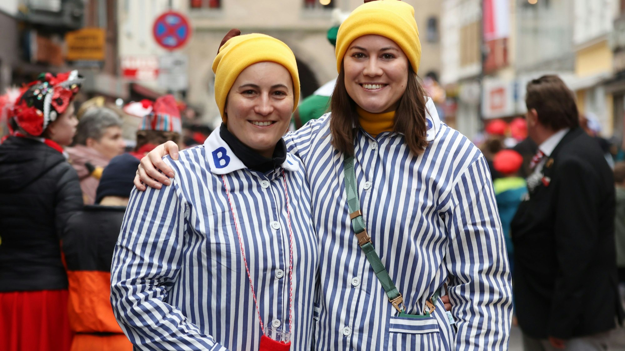 Audrey (links) und Lisa Knopp auf der Severinstraße vor ihrem Haus.