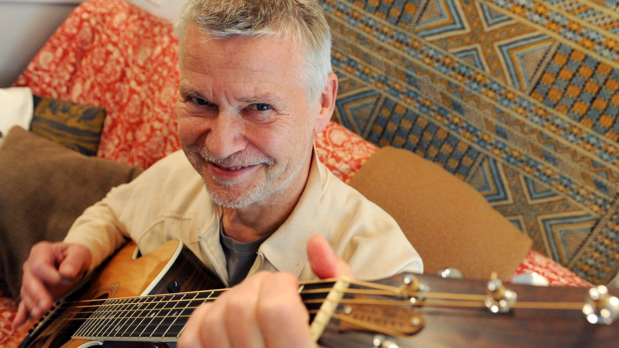 Porträt Achim Reichel mit Gitarre