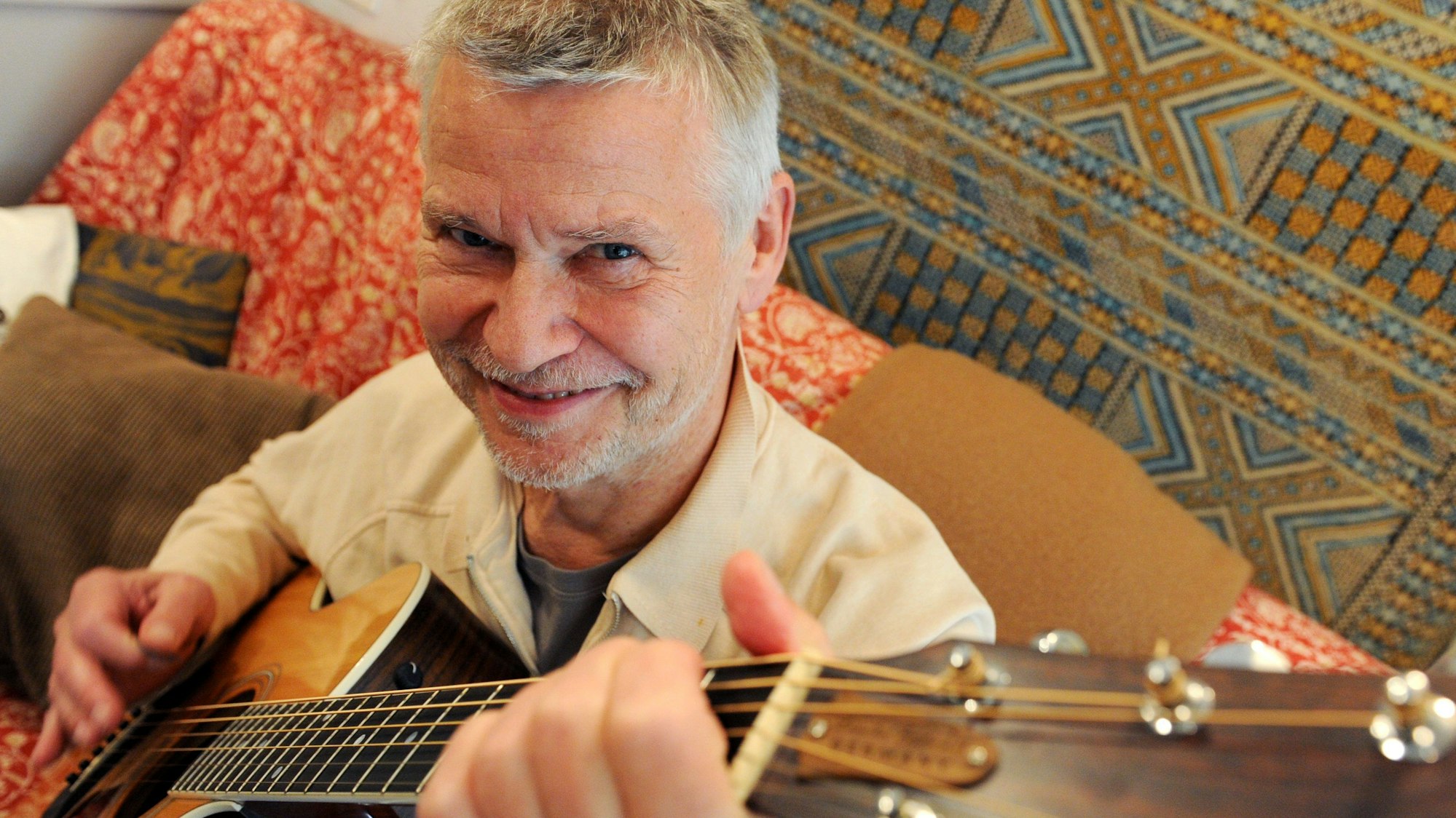 Porträt Achim Reichel mit Gitarre