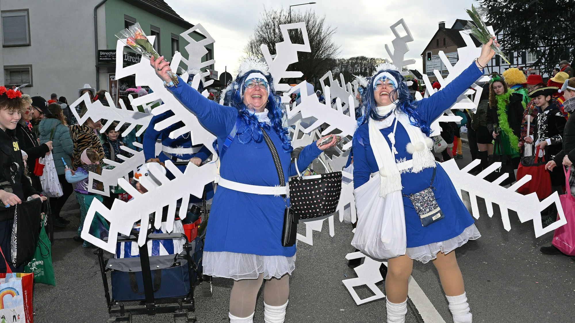 Jecke als Schneeflocken im Dürscheider Karnevalszug