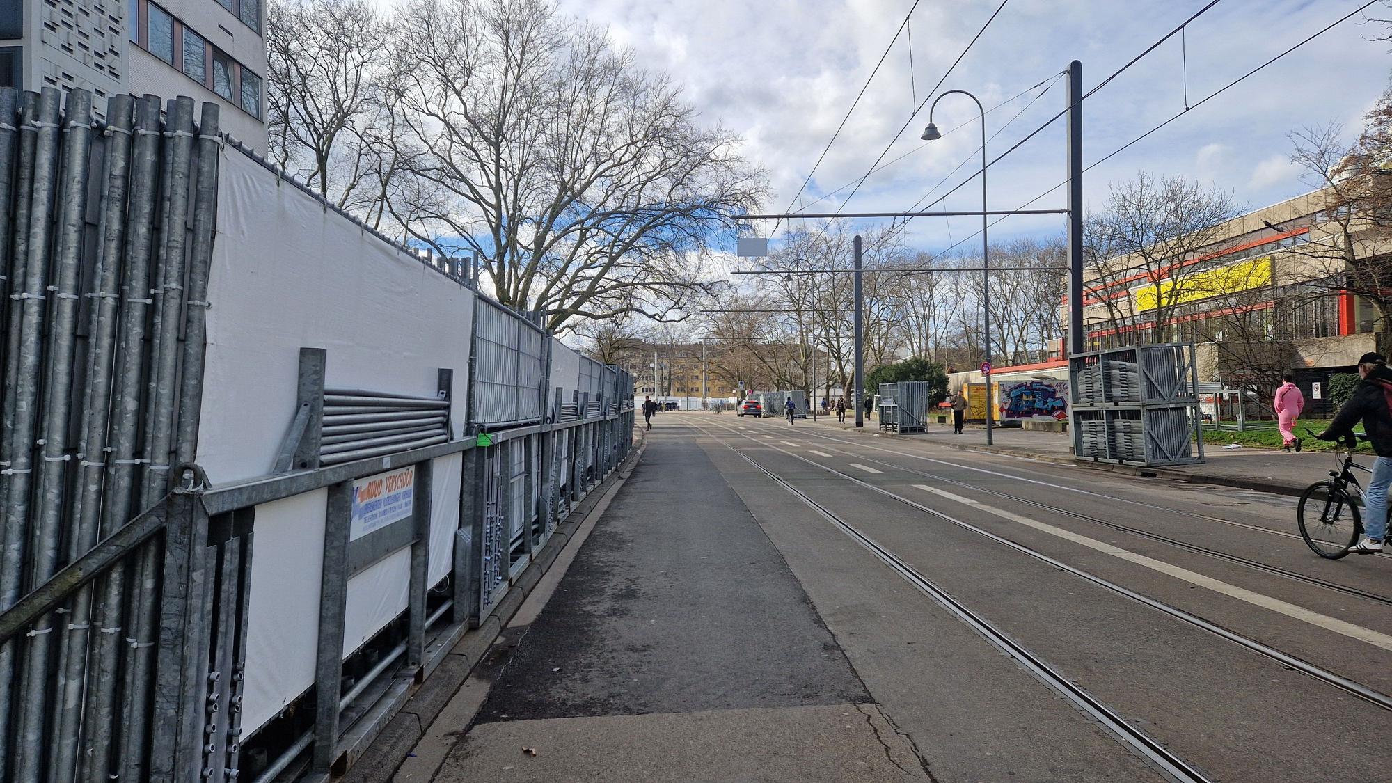 Bauzäune sind auf der Zülpicher Straße aufgereiht.