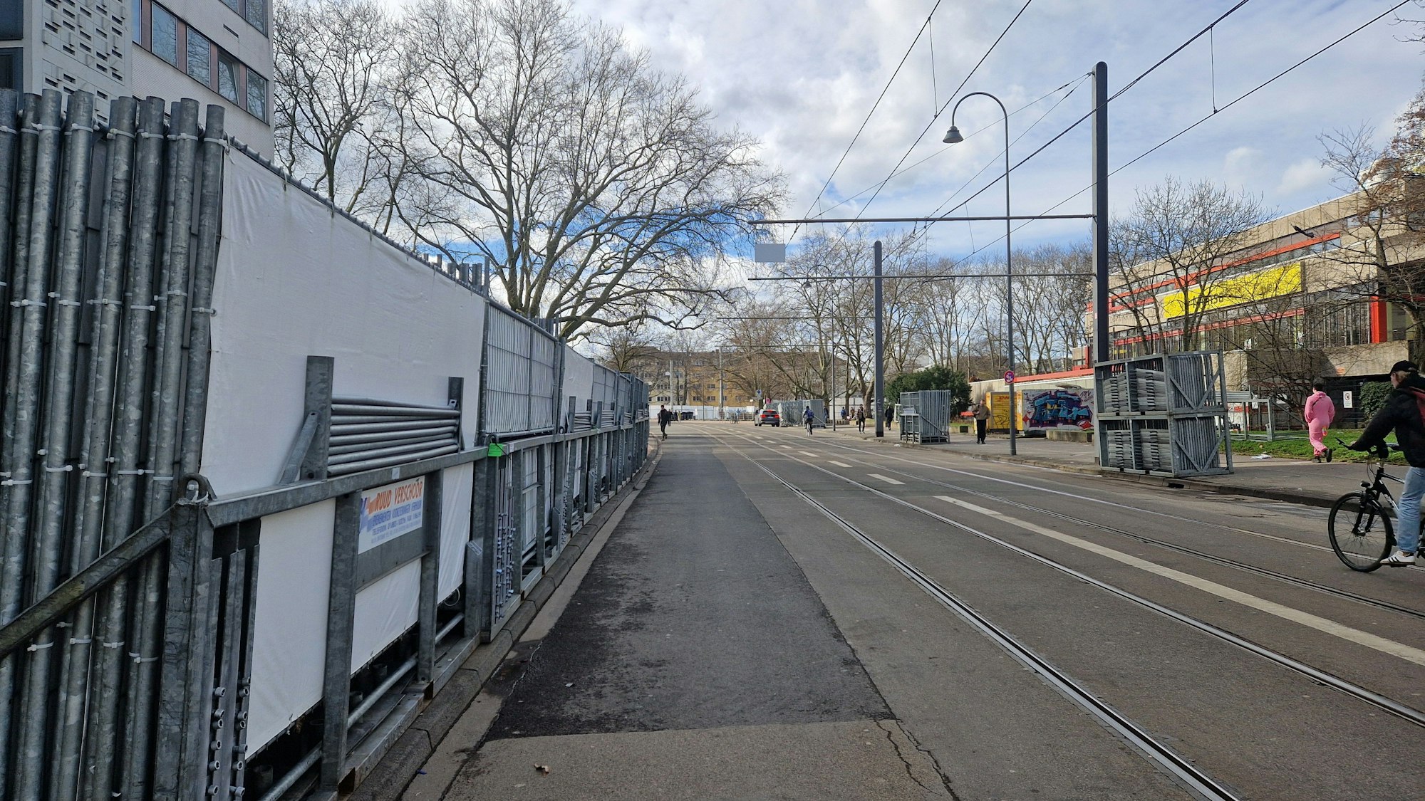 Bauzäune sind auf der Zülpicher Straße aufgereiht.