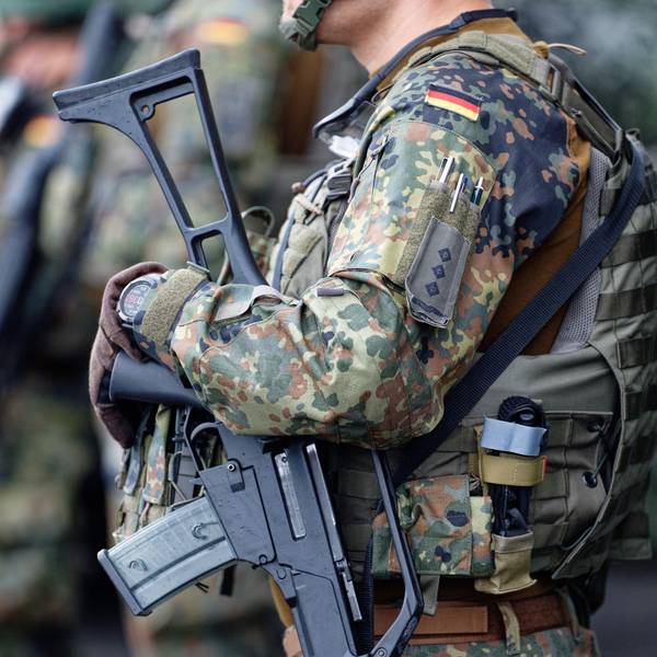 Soldaten stehen beim Antrittsbesuch von Verteidigungsminister Pistorius auf einem Gelände.