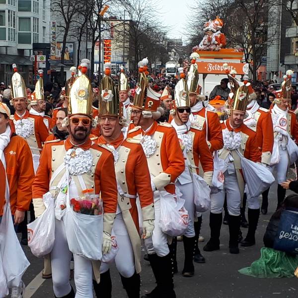 Beim Karnevalszug in Nippes, darf die Bürgerwehr natürlich nicht fehlen: Die Appelsine Funke hatten beste Stimmung bei ihrem Zug.