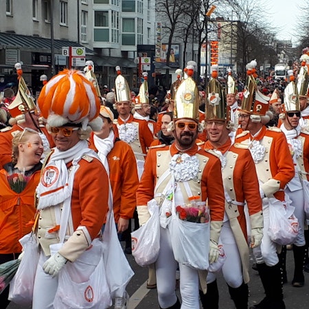 Beim Karnevalszug in Nippes, darf die Bürgerwehr natürlich nicht fehlen: Die Appelsine Funke hatten beste Stimmung bei ihrem Zug.