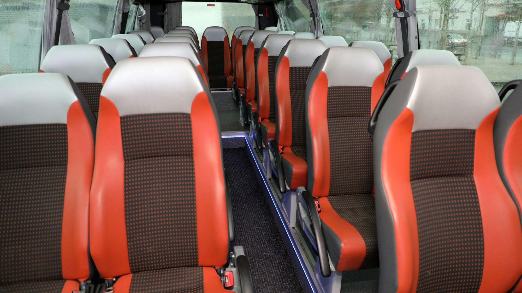 Blick auf die Sitzreihen im Bergischen Wanderbus.