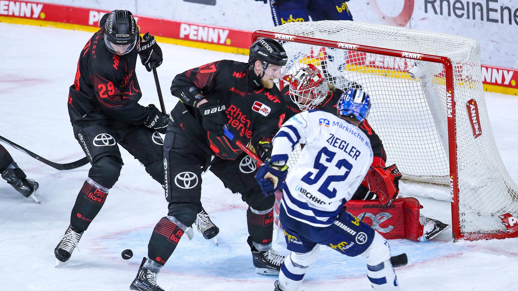 Andrej Sustr (Kölner Haie) und Stanislav Dietz (Kölner Haie) verteidigen gegen Sven Ziegler (Iserlohn Roosters).