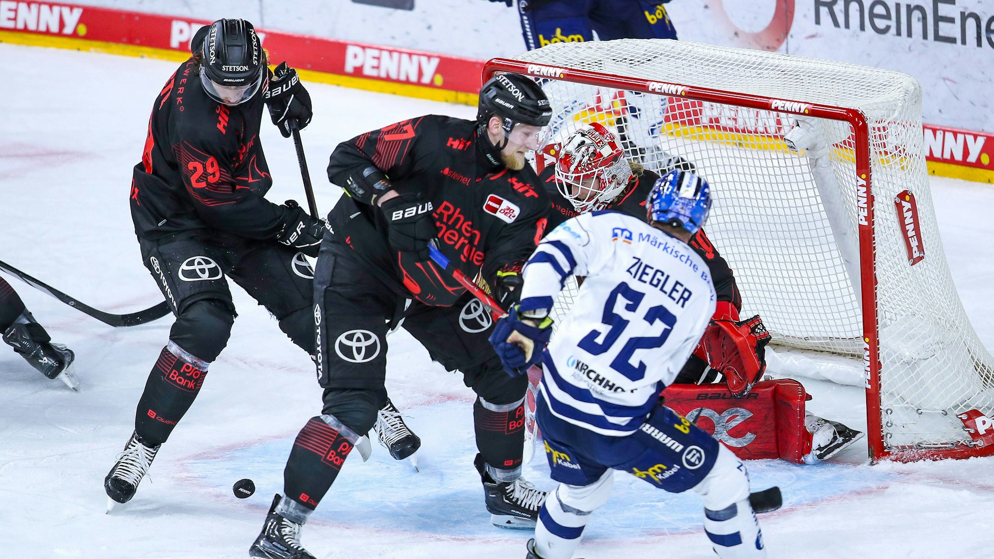 Andrej Sustr (Kölner Haie) und Stanislav Dietz (Kölner Haie) verteidigen gegen Sven Ziegler (Iserlohn Roosters).
