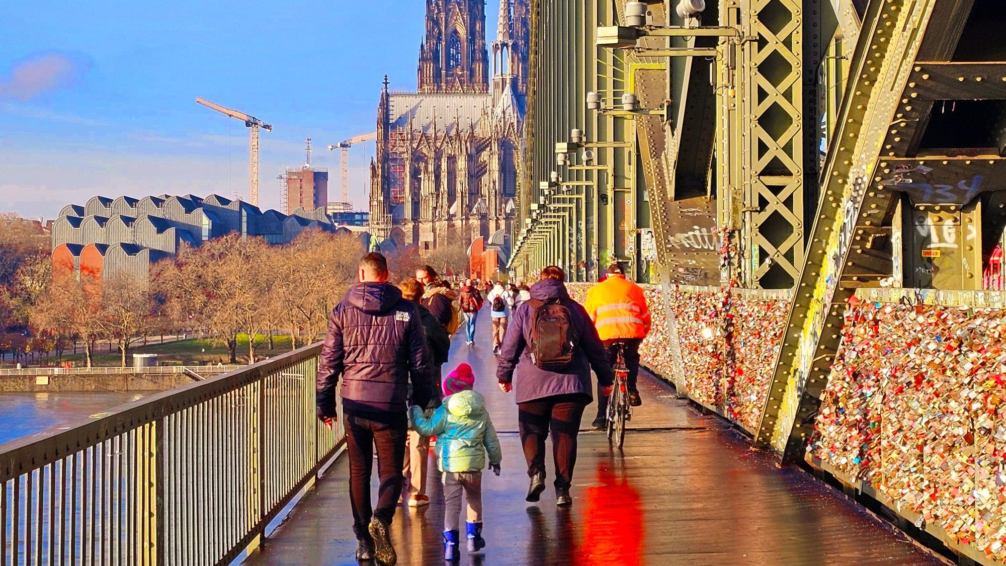 Viele Konflikte: Fußgänger und Radfahrer auf dem Weg an den Liebesschlössern.