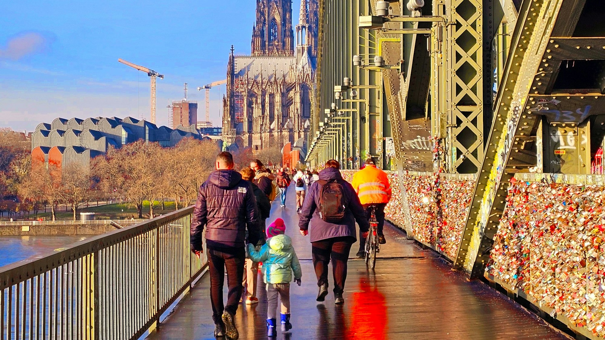 Viele Konflikte: Fußgänger und Radfahrer auf dem Weg an den Liebesschlössern.