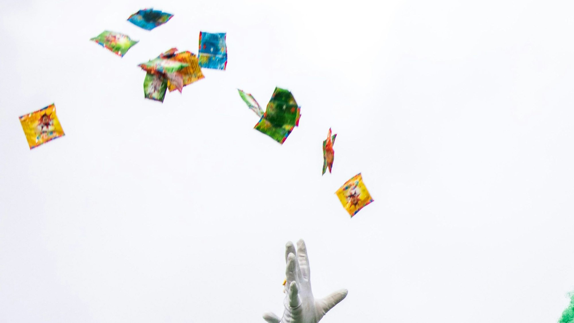 In einem Karnevalszug werden Süßigkeiten geworfen.