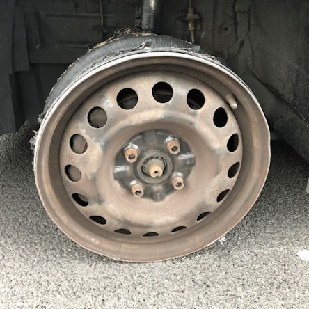 Eine 42-jährige Frau ist in Hürth unter Drogeneinfluss und mit nur drei Reifen Auto gefahren und dabei von der Polizei erwischt worden.