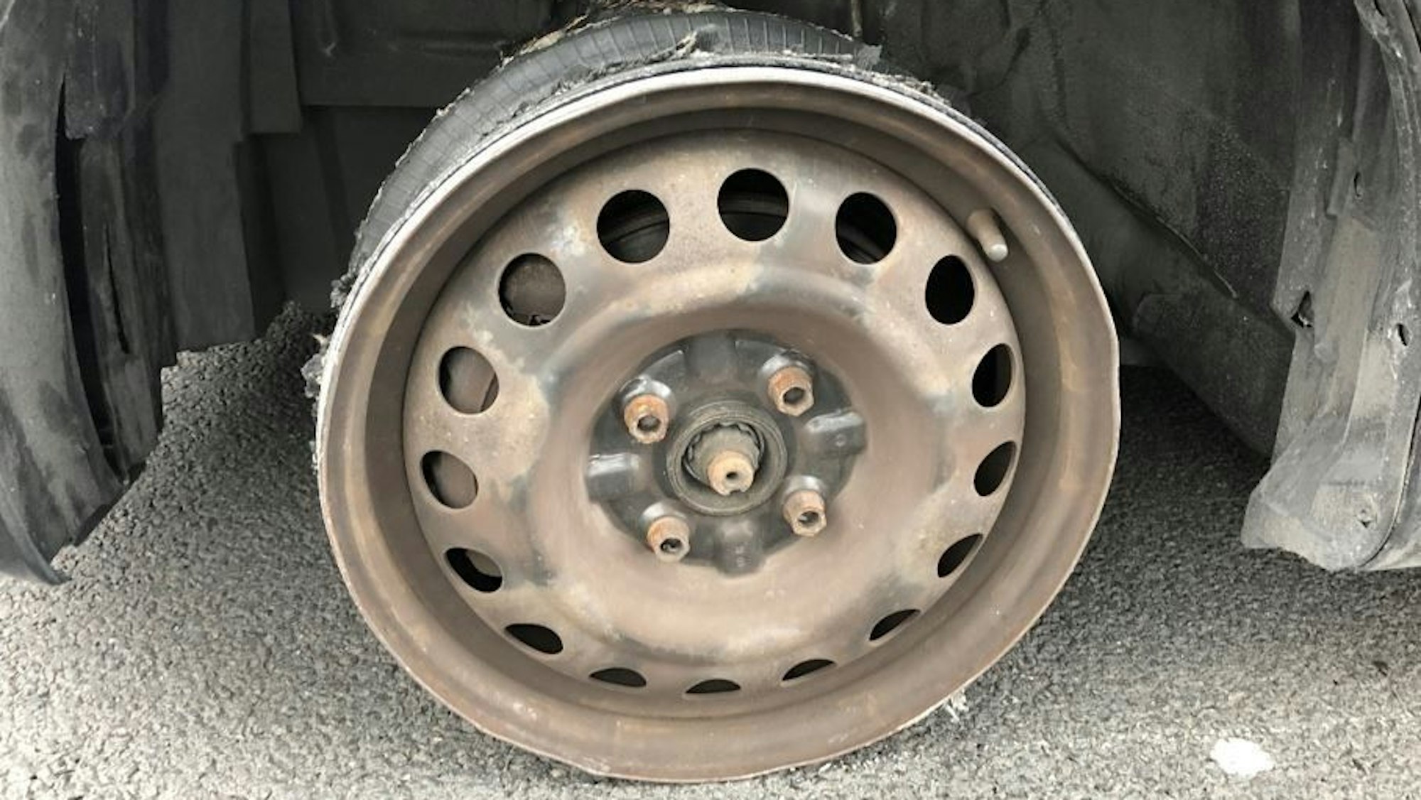 Eine 42-jährige Frau ist in Hürth unter Drogeneinfluss und mit nur drei Reifen Auto gefahren und dabei von der Polizei erwischt worden.