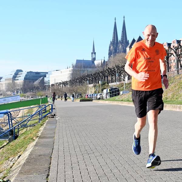 Peter Berger zeigt seine Laufstrecken, hier am Rheinufer, Höhe Bastei.