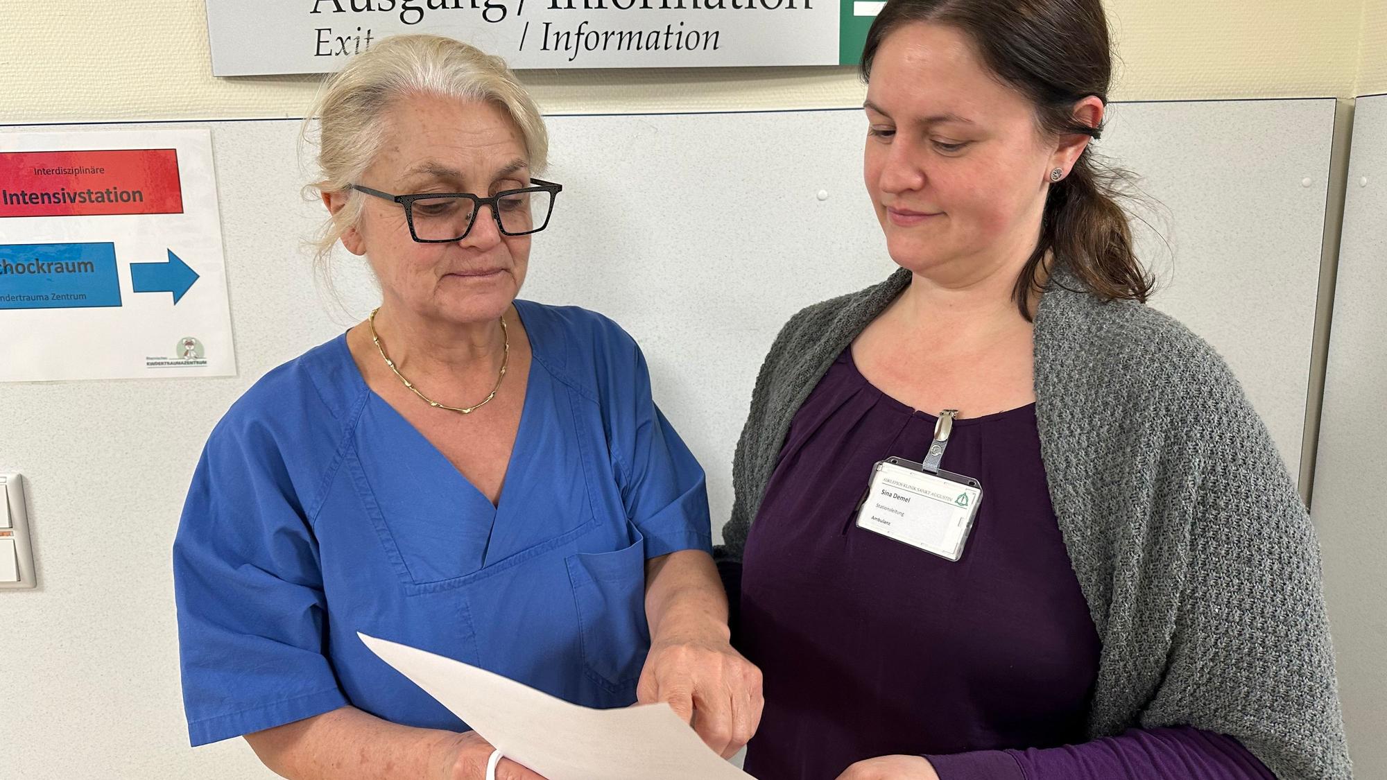 Dr. Beatrix Wiebe, Leitende Ärztin und Leiterin der Intensivabteilung für Kinder, im Gespräch mit Sina Demel, pflegerische Leitung der zentralen Notaufnahme der Asklepios-Kinderklinik Sankt Augustin.