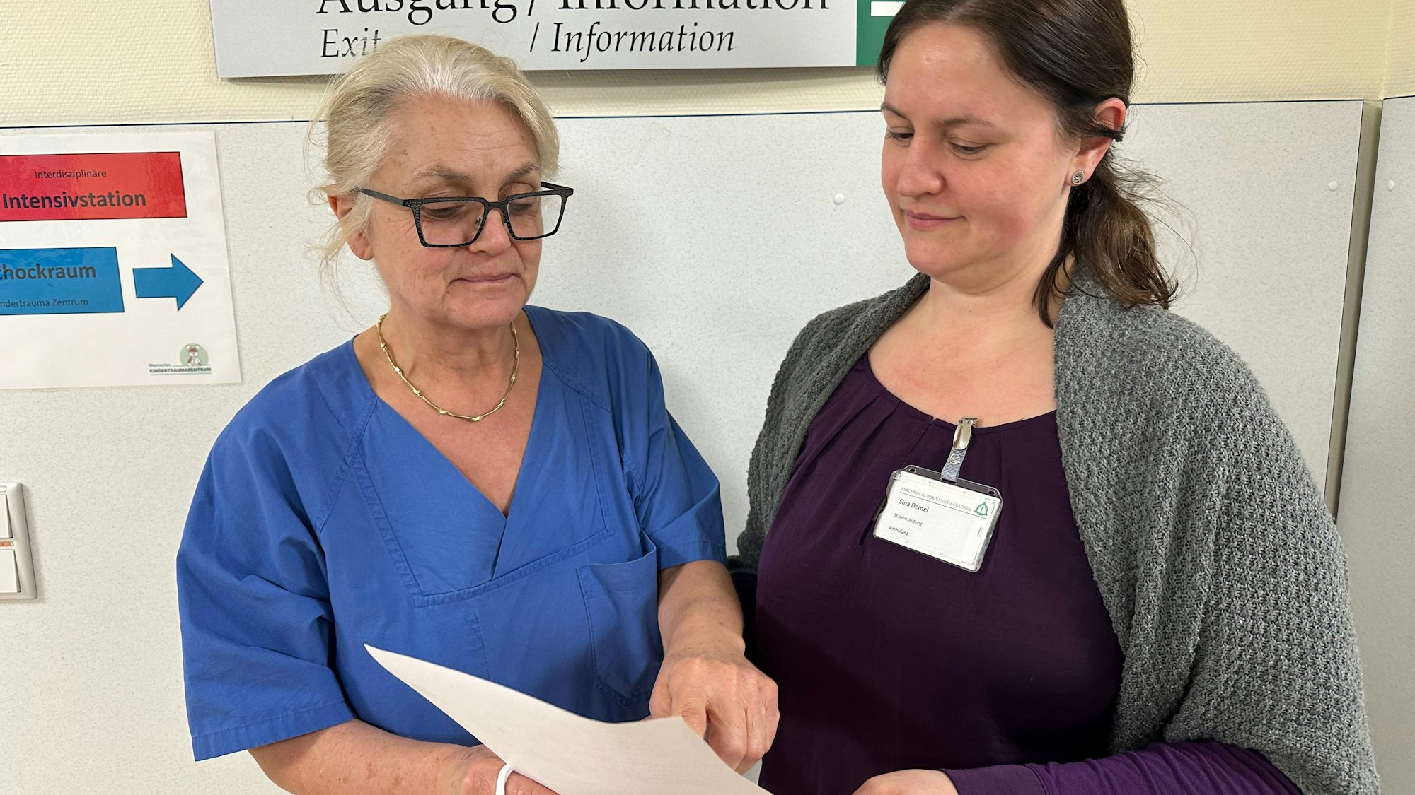 Dr. Beatrix Wiebe, Leitende Ärztin und Leiterin der Intensivabteilung für Kinder, im Gespräch mit Sina Demel, pflegerische Leitung der zentralen Notaufnahme der Asklepios-Kinderklinik Sankt Augustin.