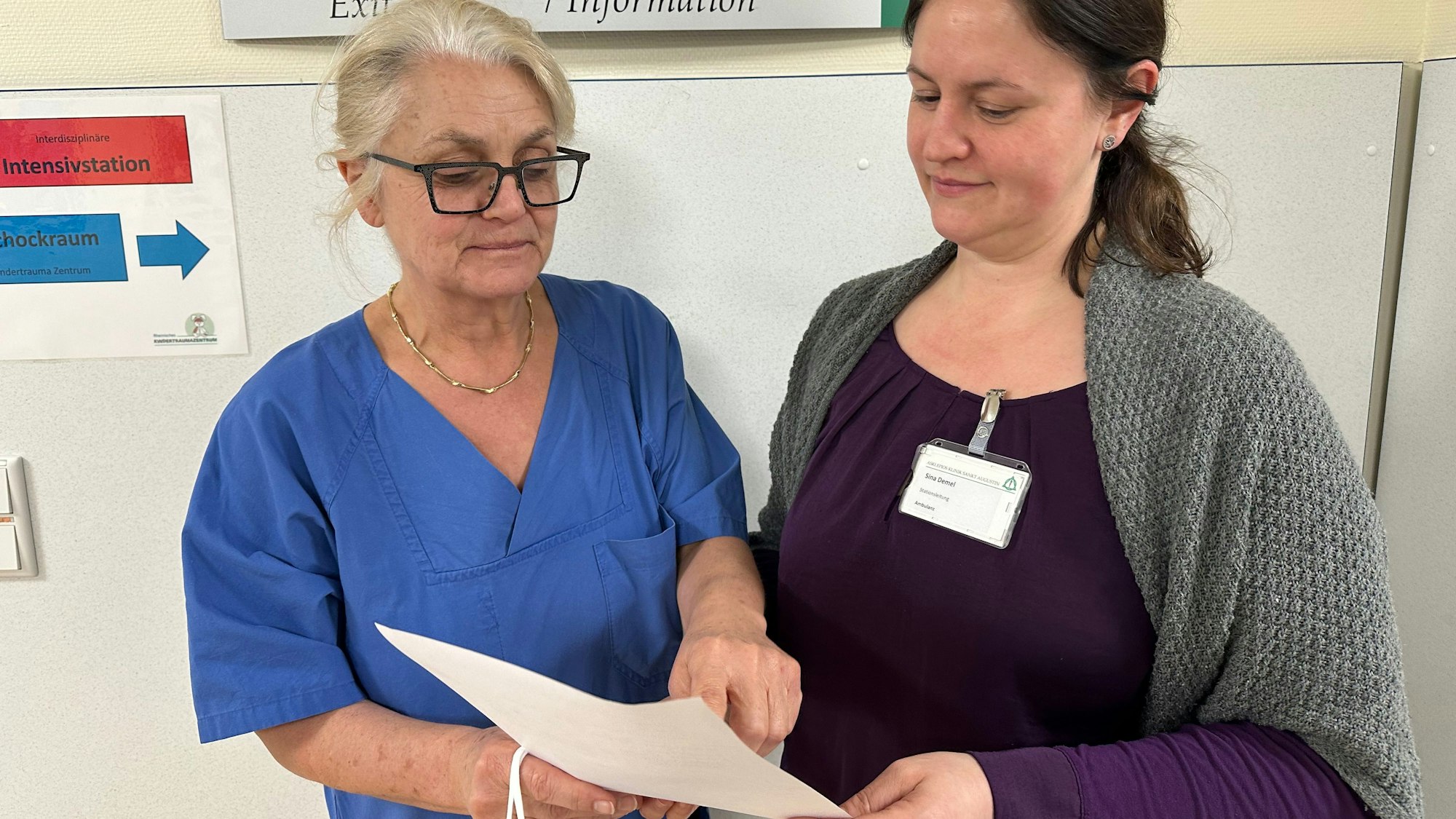 Dr. Beatrix Wiebe, Leitende Ärztin und Leiterin der Intensivabteilung für Kinder- und Jugendmedizin, im Gespräch mit Sina Demel, pflegerische Leitung der zentralen Notaufnahme der Asklepios-Kinderklinik Sankt Augsustin