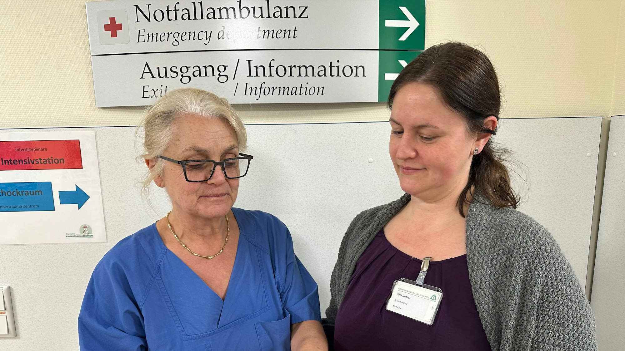 Dr. Beatrix Wiebe, Leitende Ärztin und Leiterin der Intensivabteilung für Kinder, im Gespräch mit Sina Demel, pflegerische Leitung der zentralen Notaufnahme der Asklepios-Kinderklinik Sankt Augustin