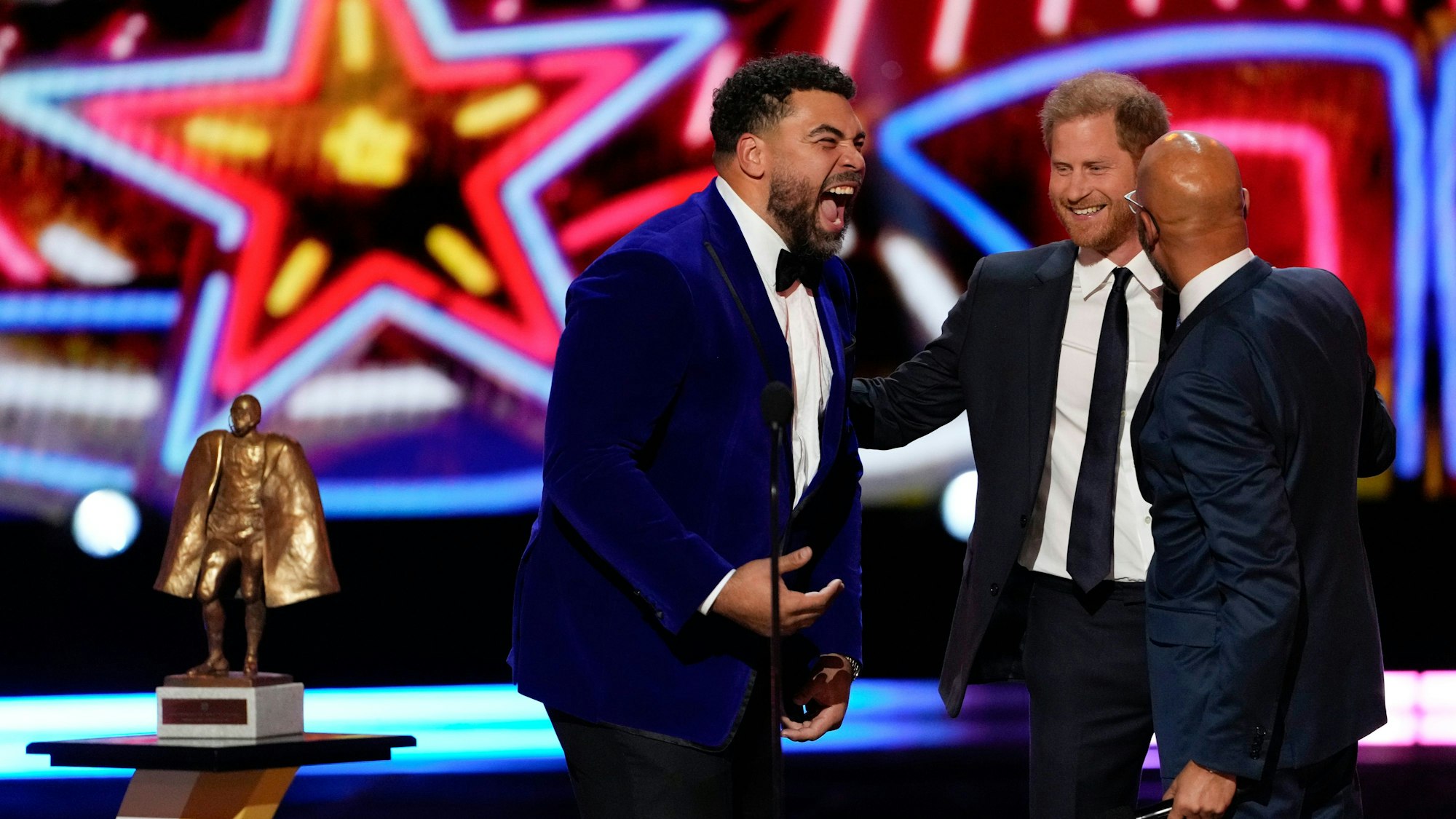 Prinz Harry (Mitte) überreicht den Walter Payton Man of the Year Award im Rahmen der „NFL Honors“ und unterhält sich mit dem Preisträger Cameron Heyward (links) von den Pittsburgh Steelers.